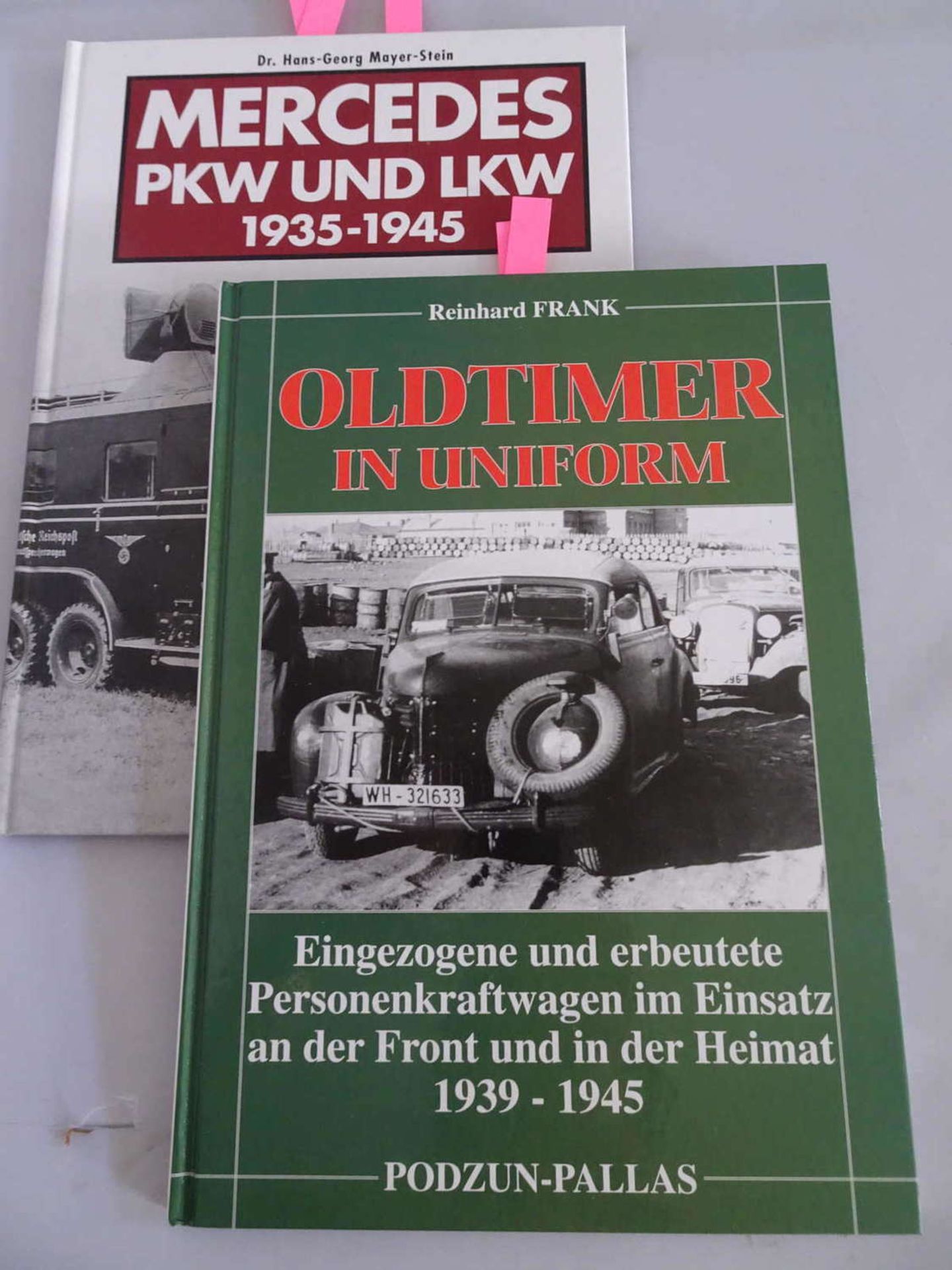 2 Bücher zum Thema Fahrzeuge, 1x Oldtimer in Uniform 1939-1945, sowie Mercedes PKW und LKW 1935-