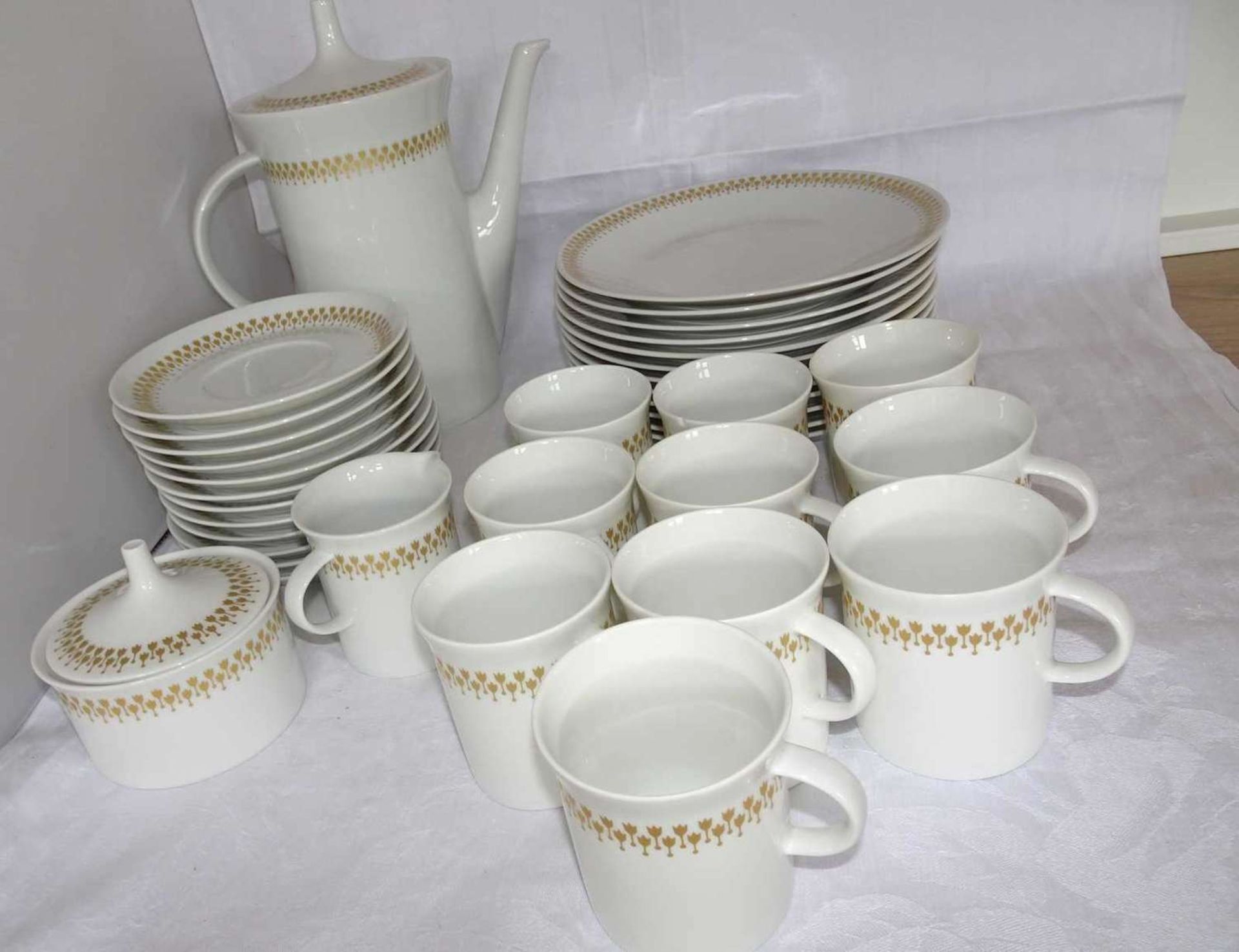 Rosenthal Kaffeeservice, weiß mit goldfarbenen Blumen, bestehend aus 12 Teller, 12 Unterteller, 10