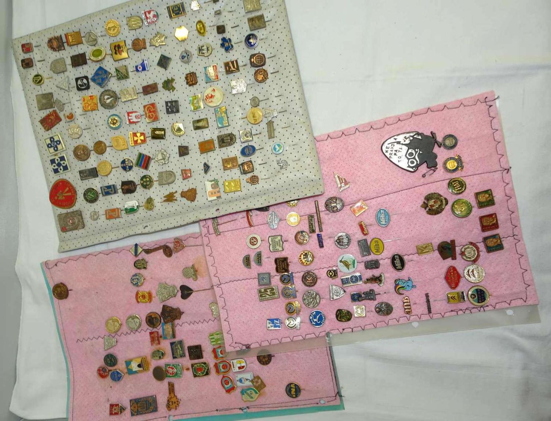 3 Seiten gefüllt mit Pins, meist Tschechien, für den Spezialsten.3 pages filled with pins, mostly