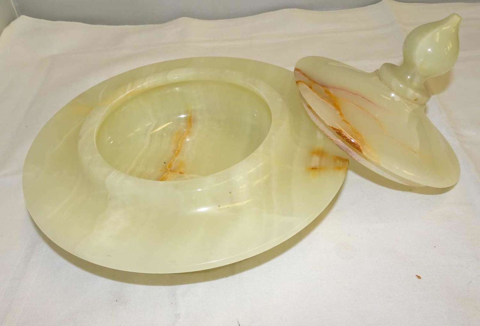 Onyx Deckeldose, Durchmesser ca. 20 cm. Sehr guter Zustand.Onyx lid box, diameter approx. 20 cm. - Bild 2 aus 2