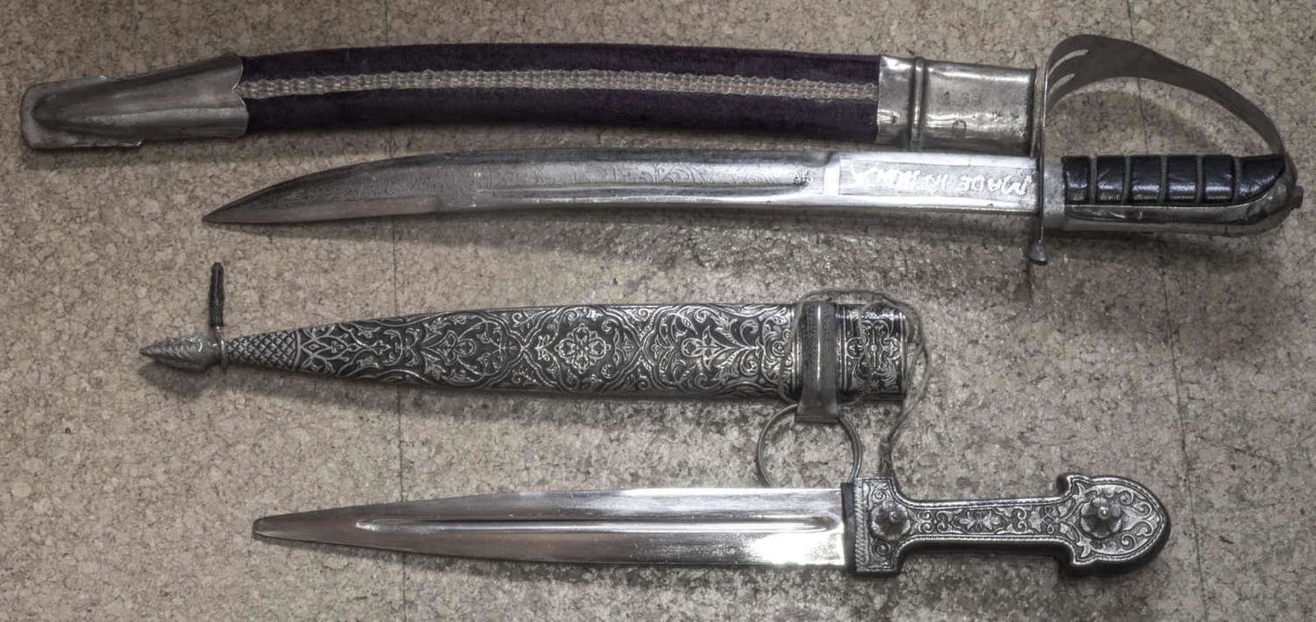 Indisches Zierschwert und Zierdolch. Klingenlänge: ca. 32 cm und ca. 22 cm.Indian decorative sword