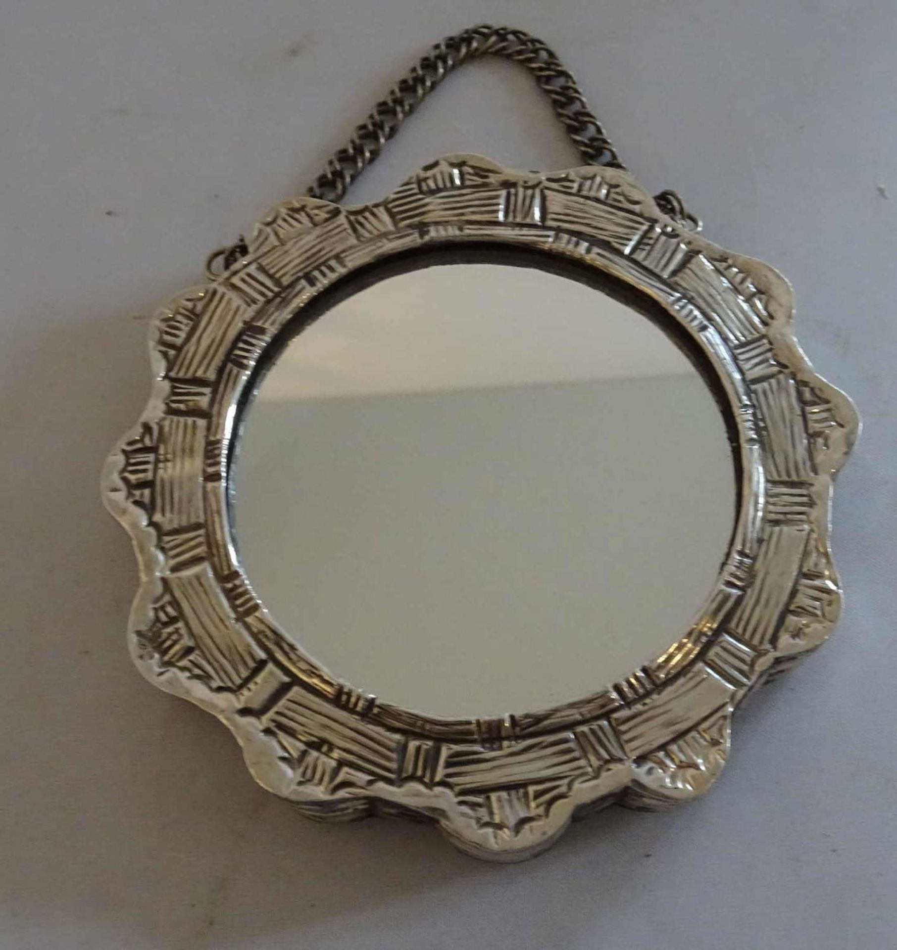 kleiner Handspiegel mit Silbereinfassung. Durchmesser ca. 9,2cm.small hand mirror with silver bezel. - Image 2 of 2