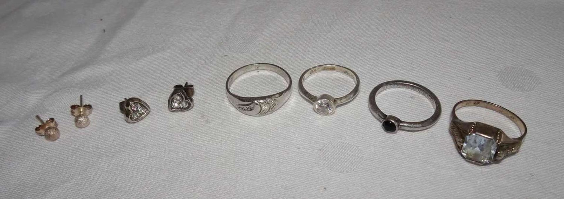 Lot Silberschmuck, dabei 4 Ringe und 2 Paar Ohrringe. Gewicht ca. 12,8 gr.Lot of silver jewelry,