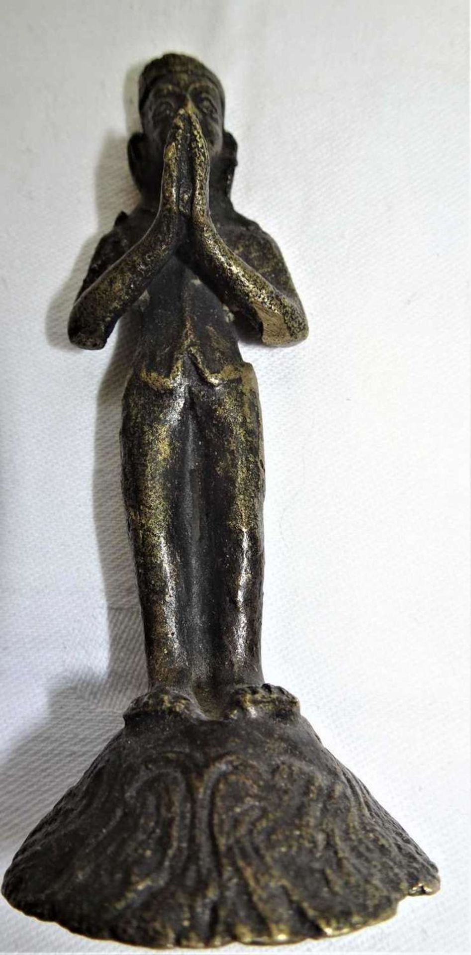 Lot Bronzefiguren Asien, insgesamt 8 Stück, Kapelle darstellend. Höhe ca. 9 cm.Lot of bronze figures - Bild 2 aus 3