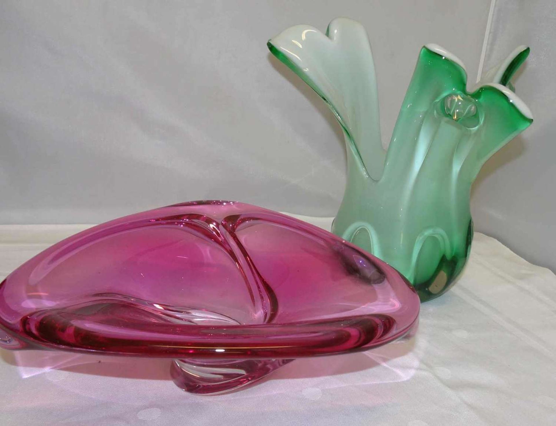 2 Teile Muranoglas, 1 rosafarbene Schale, sowie eine hellgrüne Taschentuchvase, Milchglas. Höhe