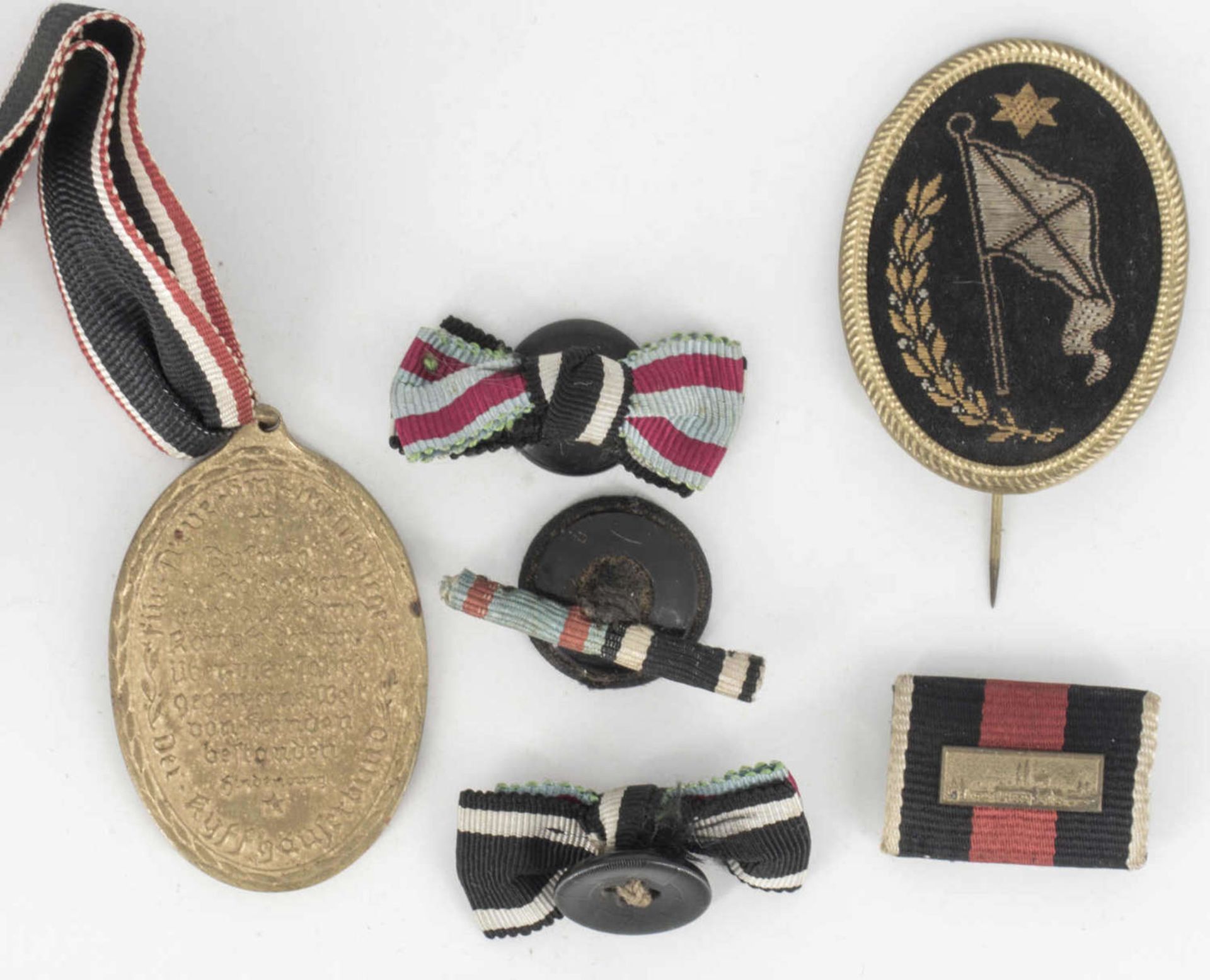 Lot Militaria 1. WK, bestehend aus Knopfloch - Bandschleifen, einer Feldspange, Ehrenmedaille - Bild 2 aus 2