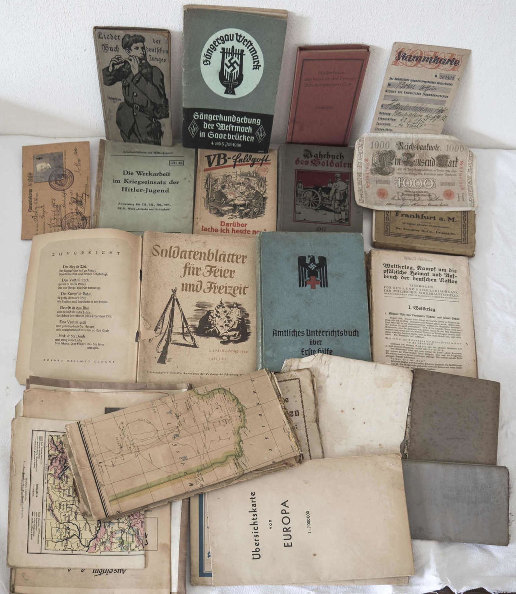 Konvolut Militär- und Soldatenbücher, 1. und 2. WK. Dabei auch diverse Landkarten, Leporello und