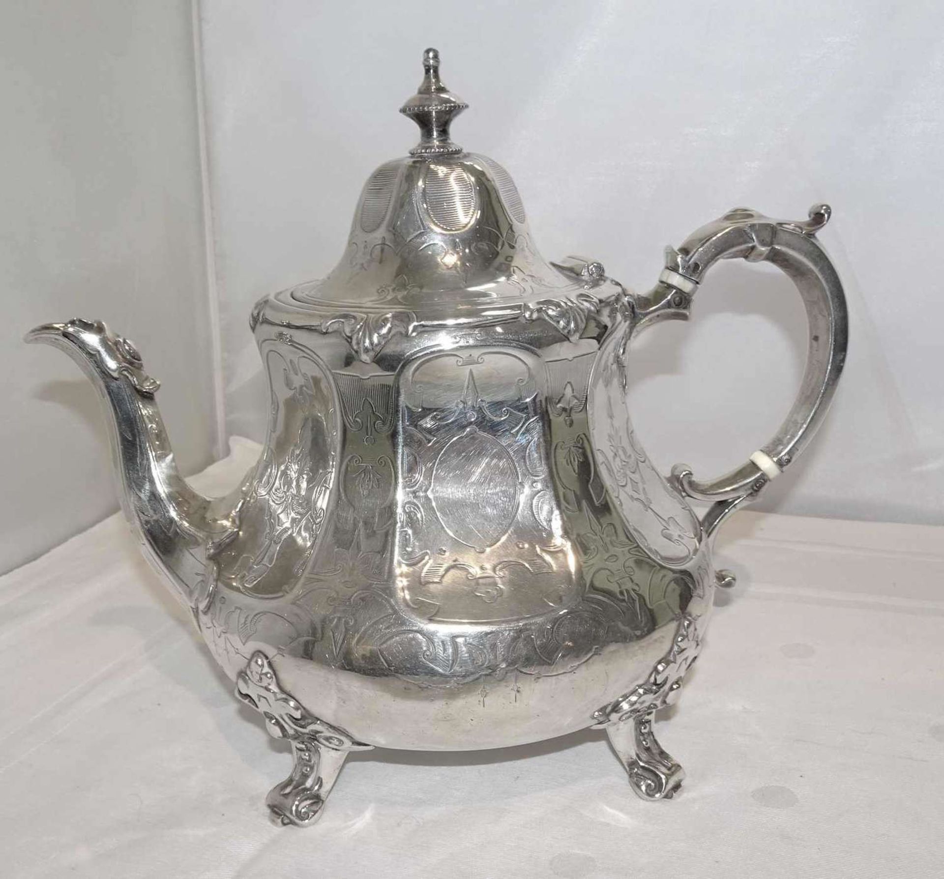 Feine Silber Teekanne England, mehrfach punziert Löwe/Britania. Gewicht ca. 770 gr. Höhe ca. 22