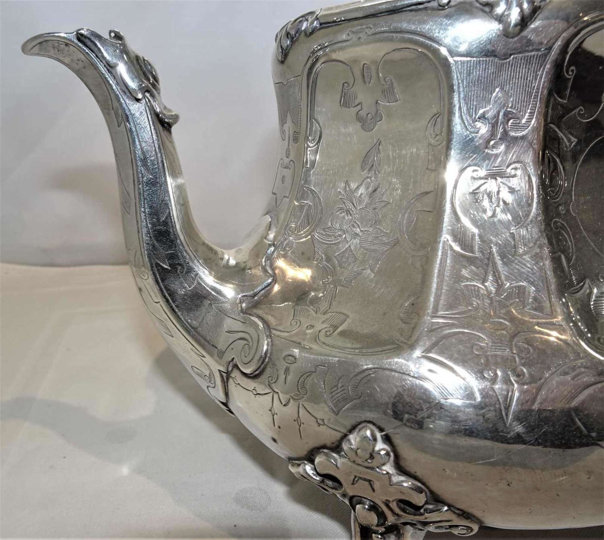 Feine Silber Teekanne England, mehrfach punziert Löwe/Britania. Gewicht ca. 770 gr. Höhe ca. 22 - Bild 4 aus 5