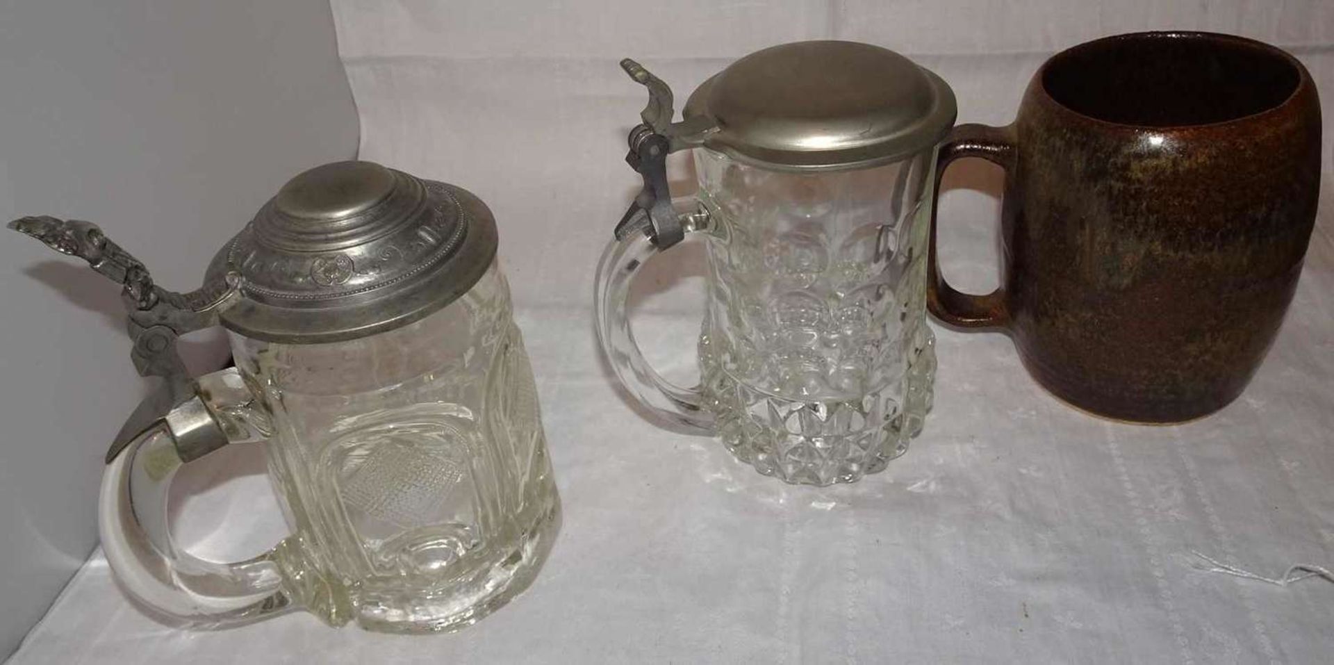 2 Glasbierkrüge mit Zinndeckel. sowie 1 Keramikkrug "100 Jahre Stadtwerke Frankenthal"2 glass beer