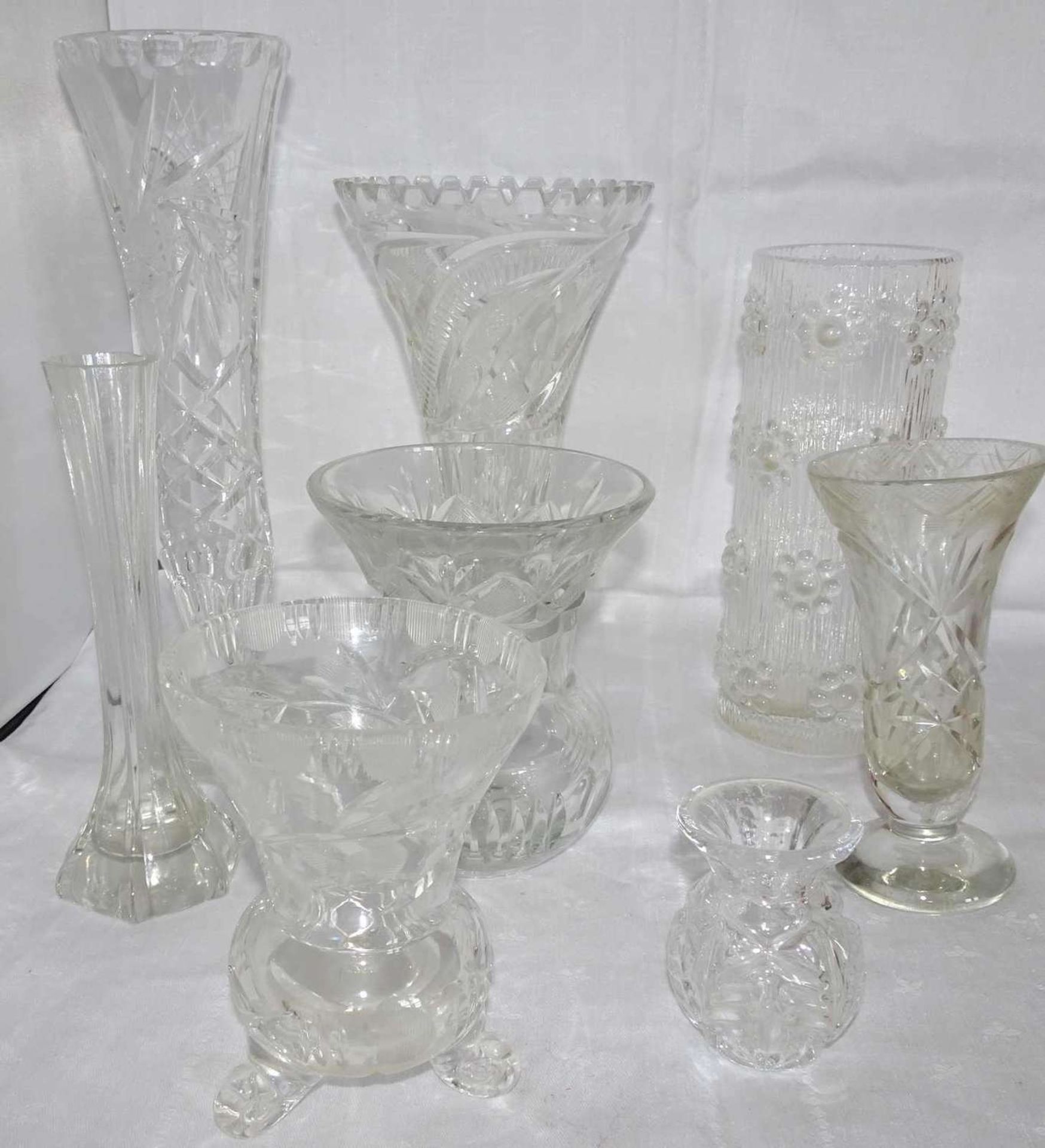 Lot Glasvasen aus Haushaltsauflösung, meist geschliffen. Verschiedene Modelle und Größen.Lot of