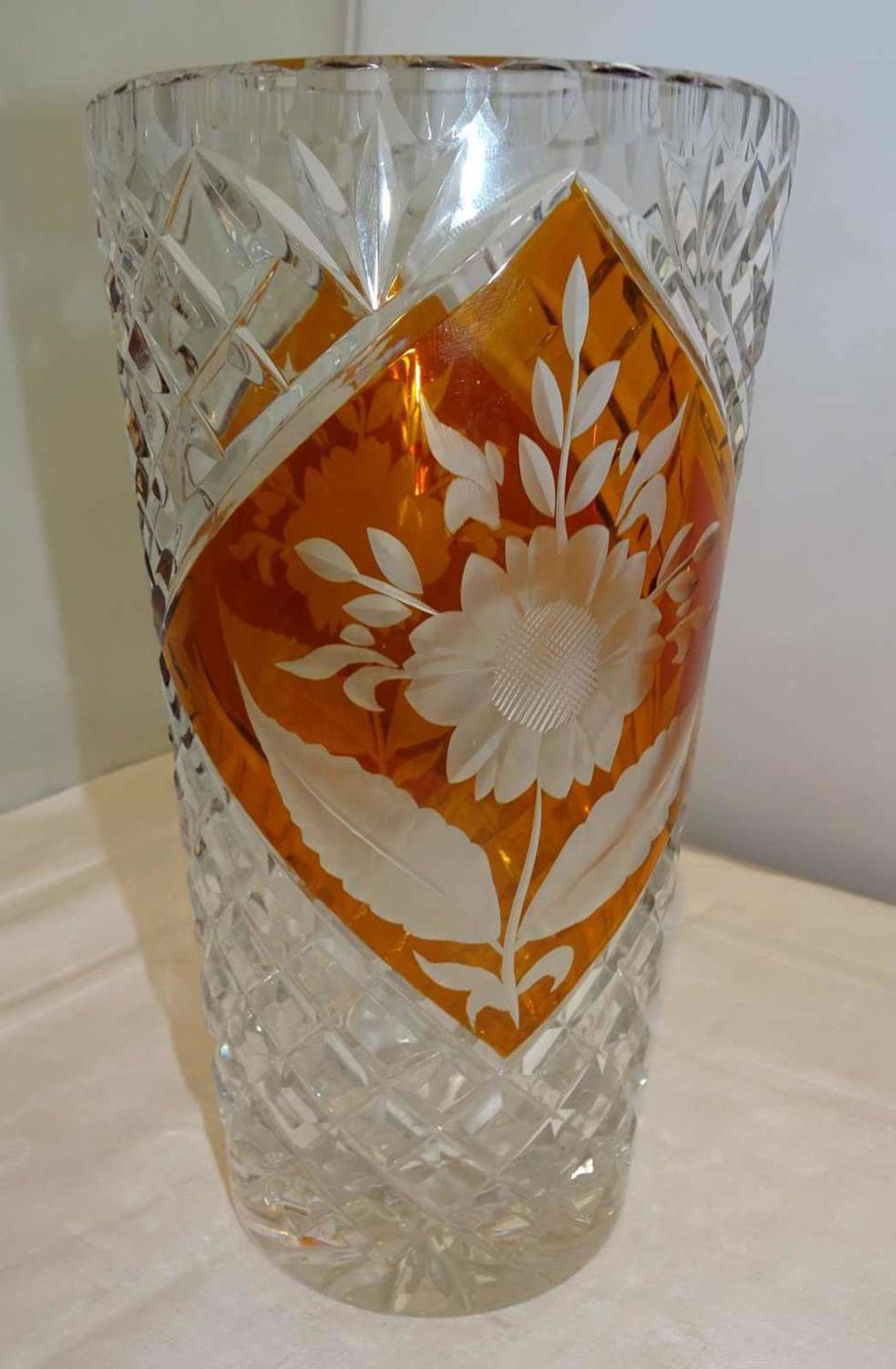 Böhmische Kristallvase mit schönem Schliff, orange überfangen. Guter Zustand. Höhe ca. 20 cmBohemian