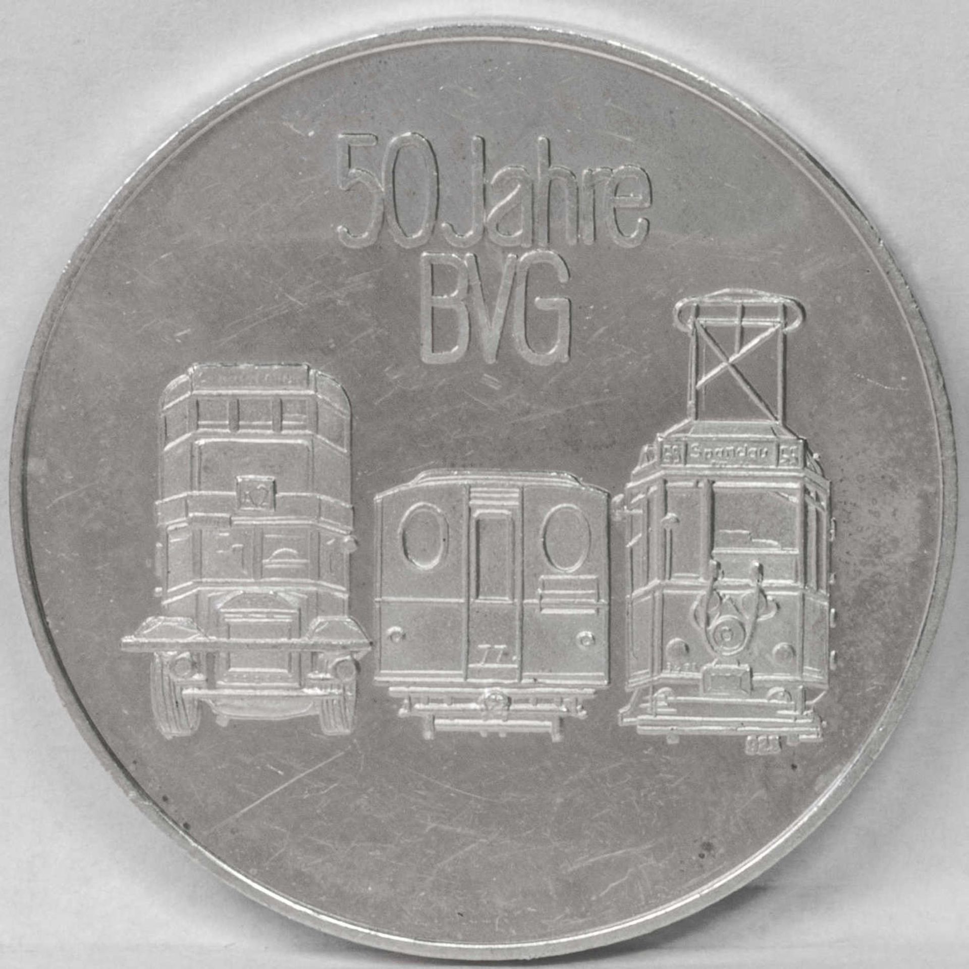Silbermedaille "50 Jahre Berliner Verkehrsbetriebe". Gewicht: ca. 23 g. Durchmesser: ca. 40 mm.