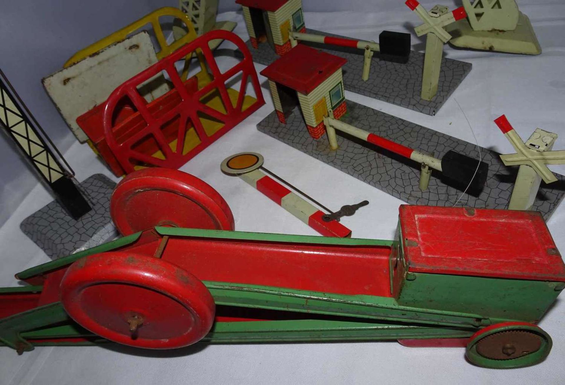 H.W.N., Heinrich Wimmer Nürnberg, Lot Blechspielzeug für Eisenbahn, bestehend aus zwei - Bild 3 aus 3