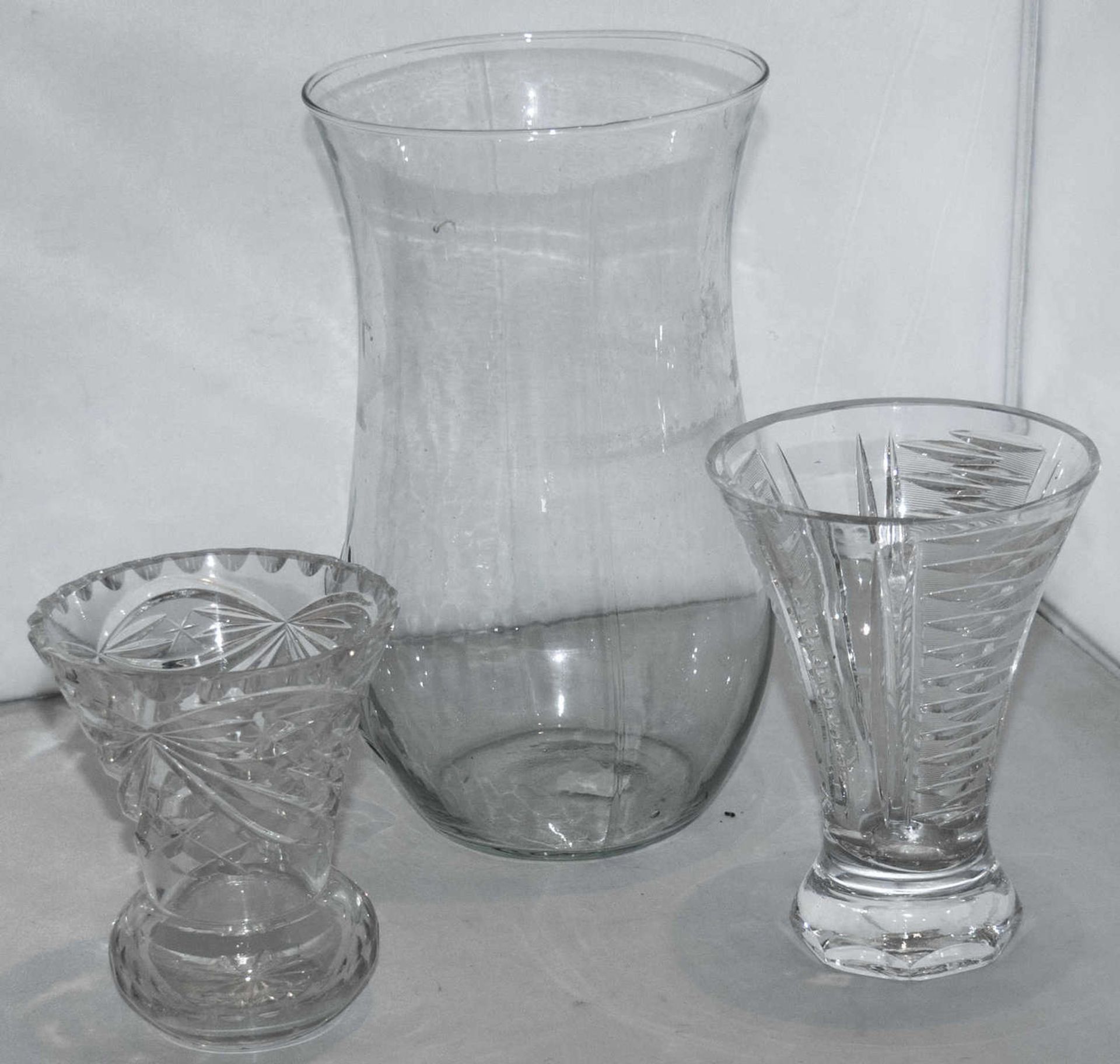 Konvolut Glasvasen, Kristall / Glas, insgesamt 6 Stück. Dazu ein Kerzenständer, Glas. - Bild 2 aus 2