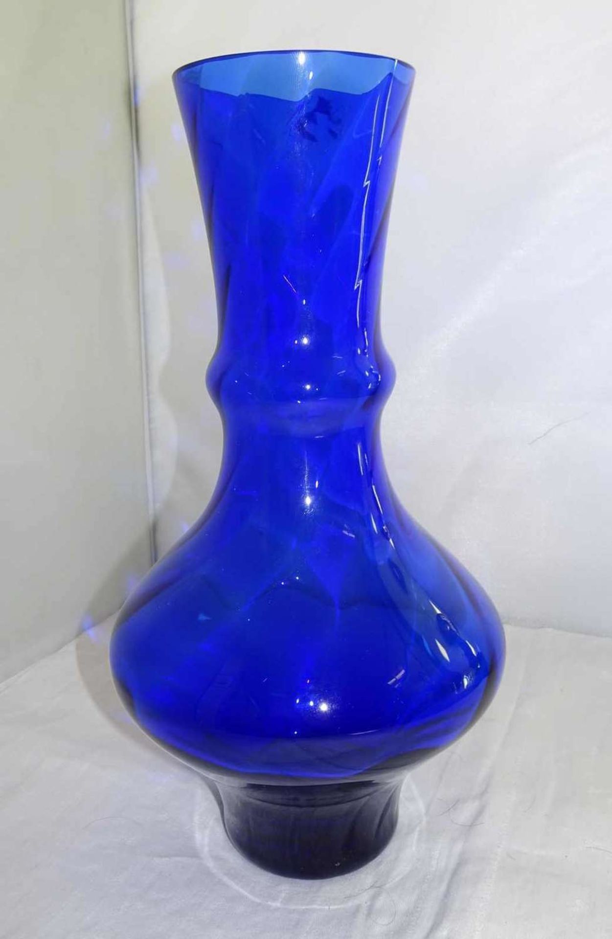 1 große blaue Murano Glasvase, In - sich gedreht. Höhe ca. 32 cm