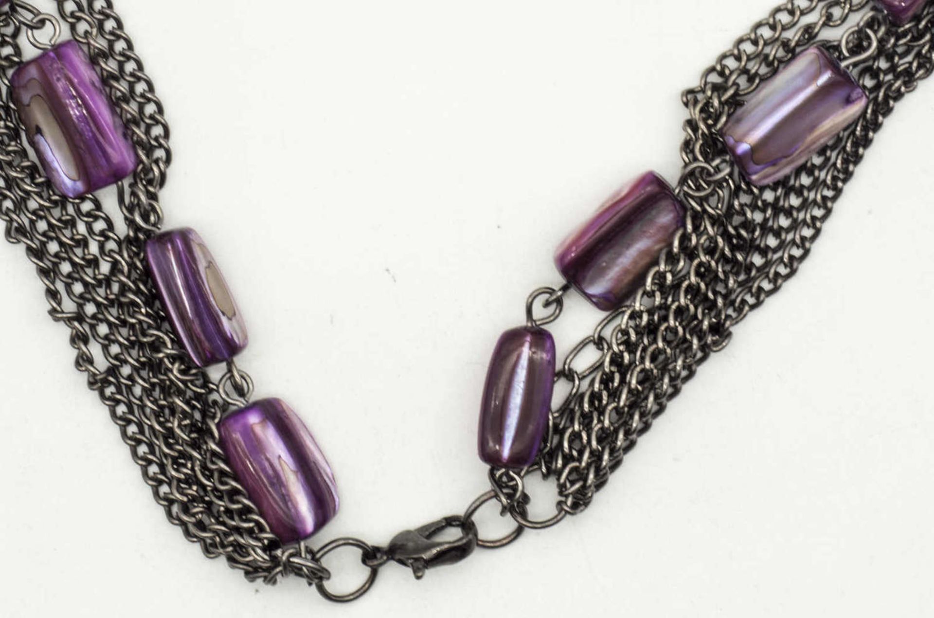 Kette, 7 - Stränge, davon eine mit violetten, irisierenden Steinen. Länge: ca. 66 cm. - Image 2 of 2