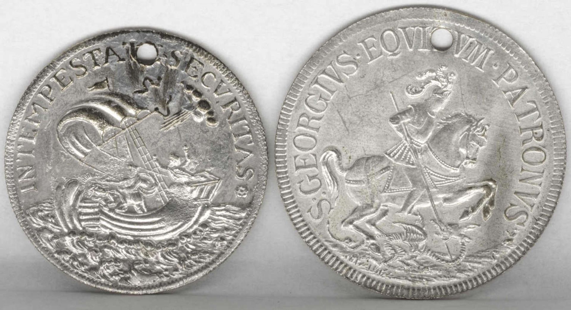 Zwei Medaillen, Nachprägungen des Georgstalers, Durchmesser: ca. 33 mm und ca. 30 mm. Mit Bohrung. - Bild 2 aus 2