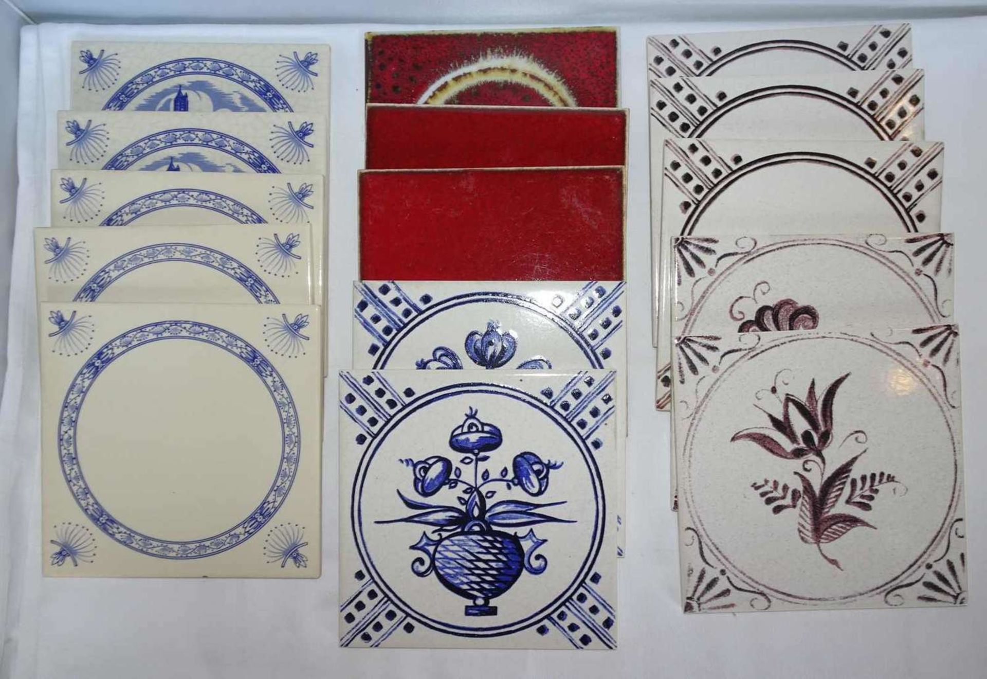 15 Stück Wandfliesen aus Keramik; Maße ca. B 12,5 x H 12,5 cm