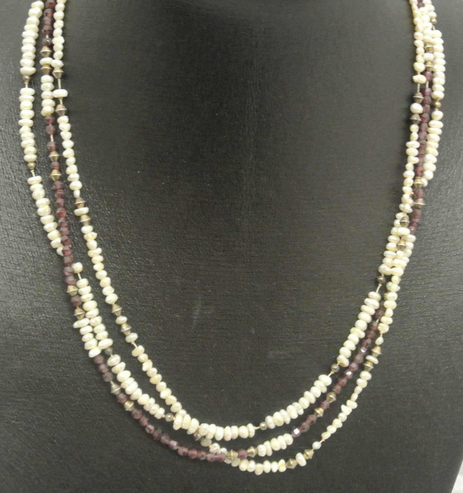 3-reihige Kette mit Perlen, Silber und Amethysten gefaßt. Länge ca. 50 cm