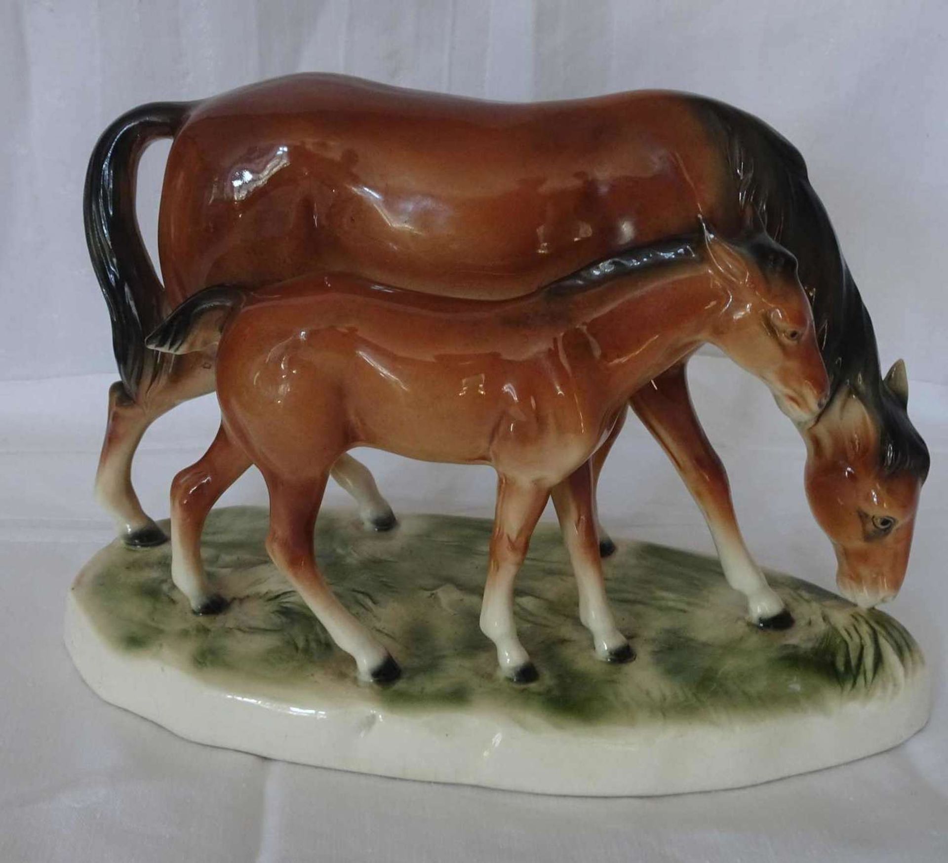 Sitzendorfer Porzellanmanufaktur - Pferd mit Fohlen. Unterglasurmarke. 1 Riss im Bein von Fohlen,