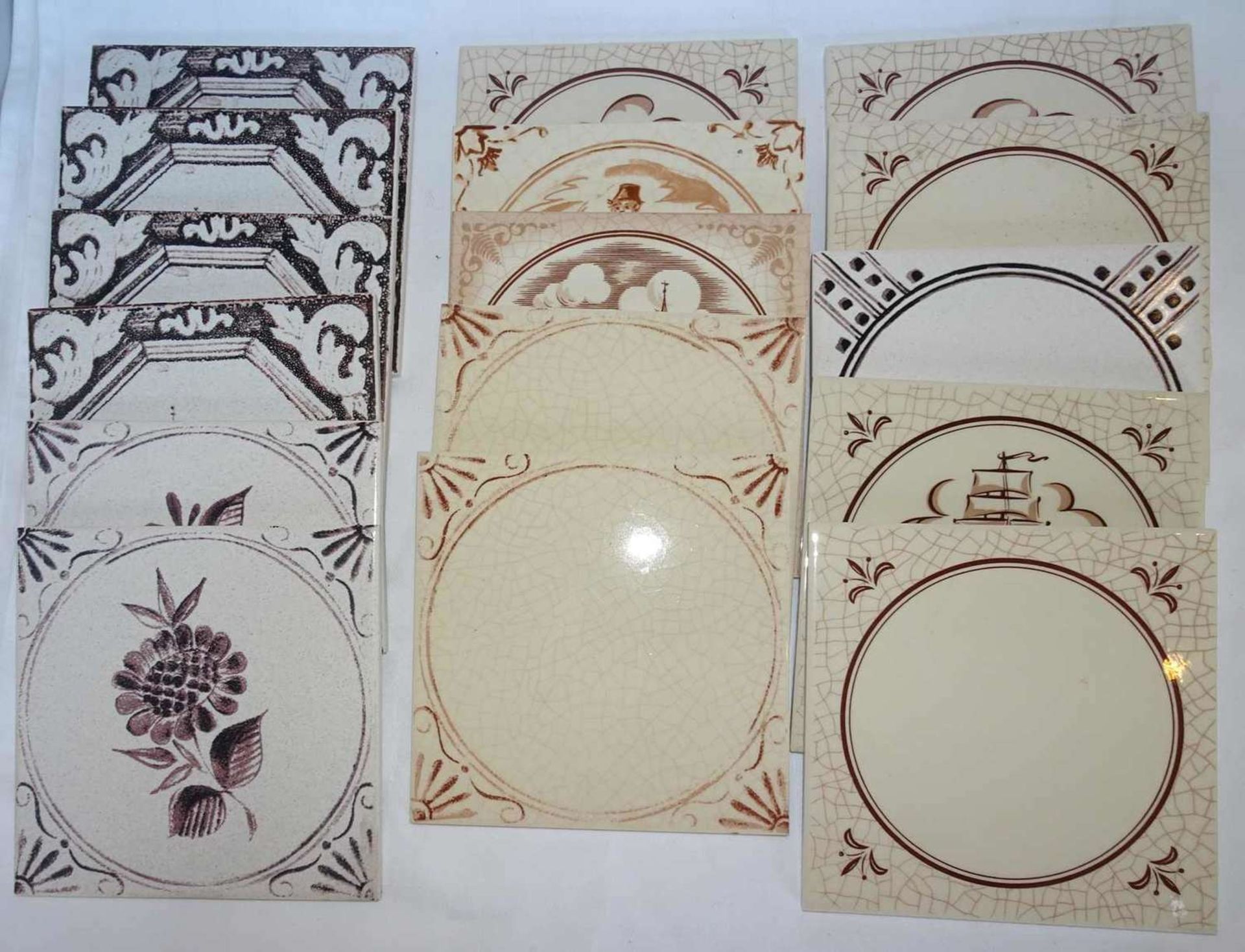 16 Stück Wandfliesen aus Keramik; Maße ca. B 12,5 x H 12,5 cm
