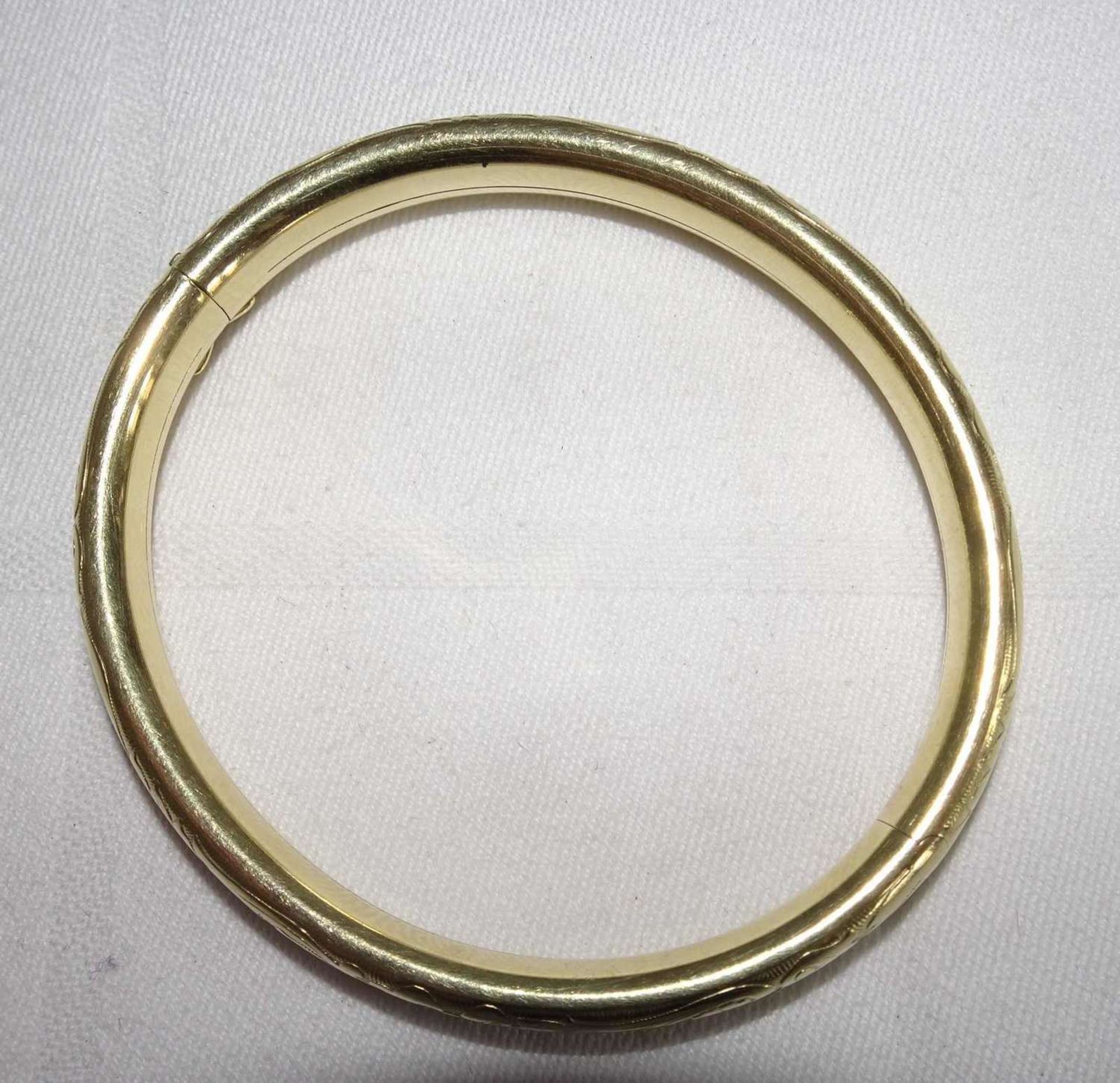 Armspange, 585er Gelbgold, mit Ornamenten verziert. Durchmesser ca. 7 cm. Gewicht ca. 21,1 gr.