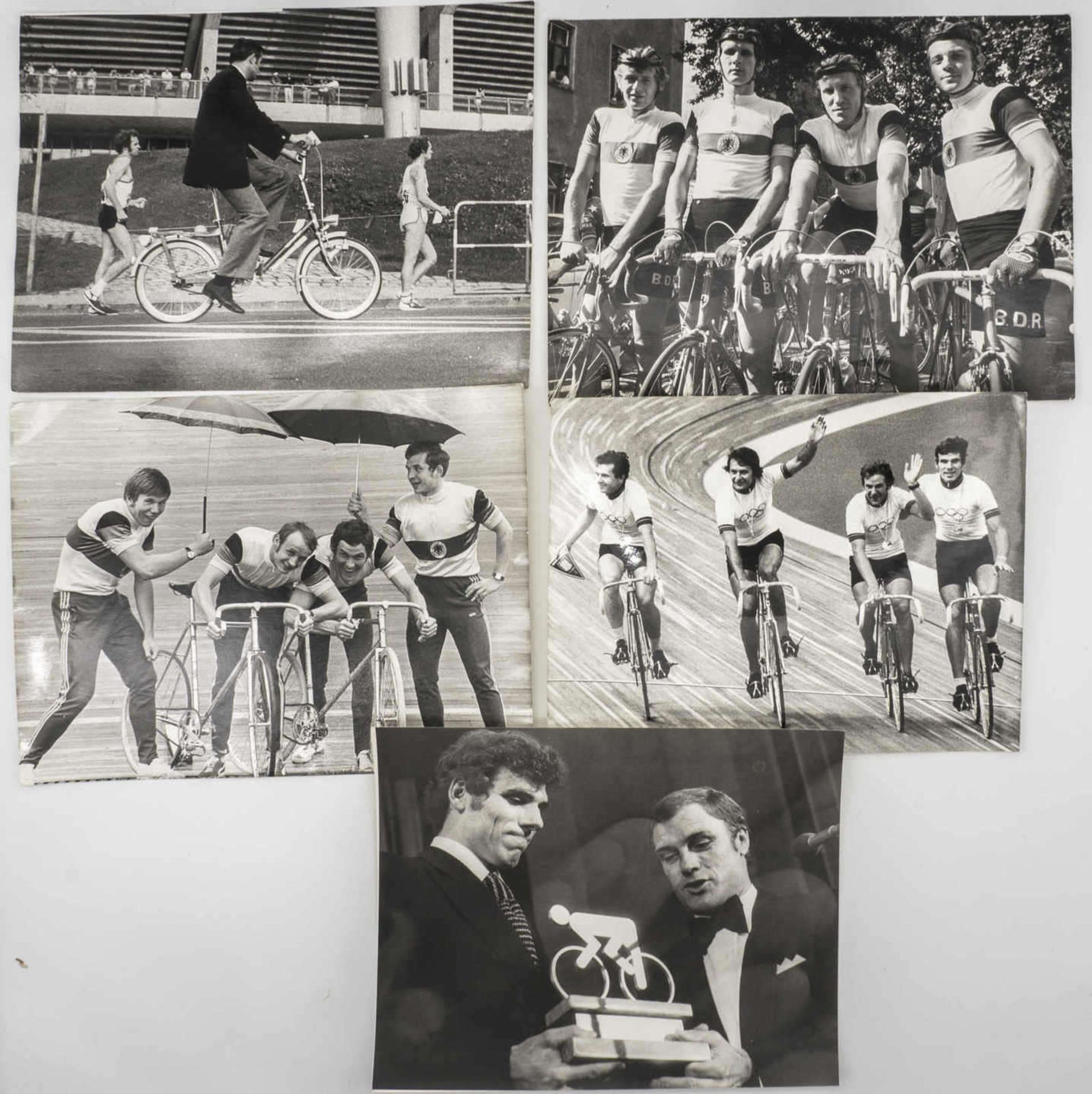 Lot 18 Pressefotos "Radrennfahrer" u. a. Eddy Merckx, Dietrich Thurau, Pater Post, Gregor Braun, - Bild 3 aus 3