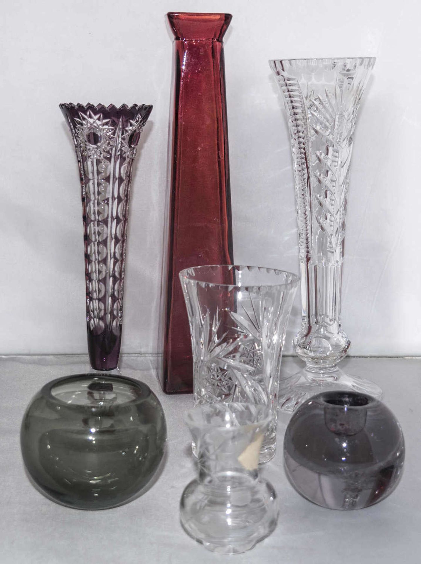 Konvolut Glasvasen, Kristall / Glas, insgesamt 6 Stück. Dazu ein Kerzenständer, Glas.