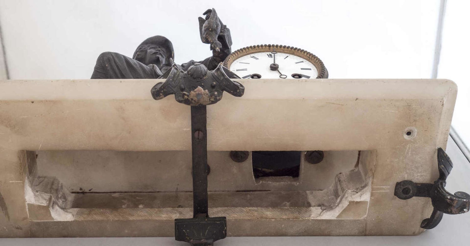 Figürliche Kamin - Pendeluhr Regnault A. Paris. Jäger, sitzend mit Beute. auf Marmorsockel, - Bild 5 aus 6