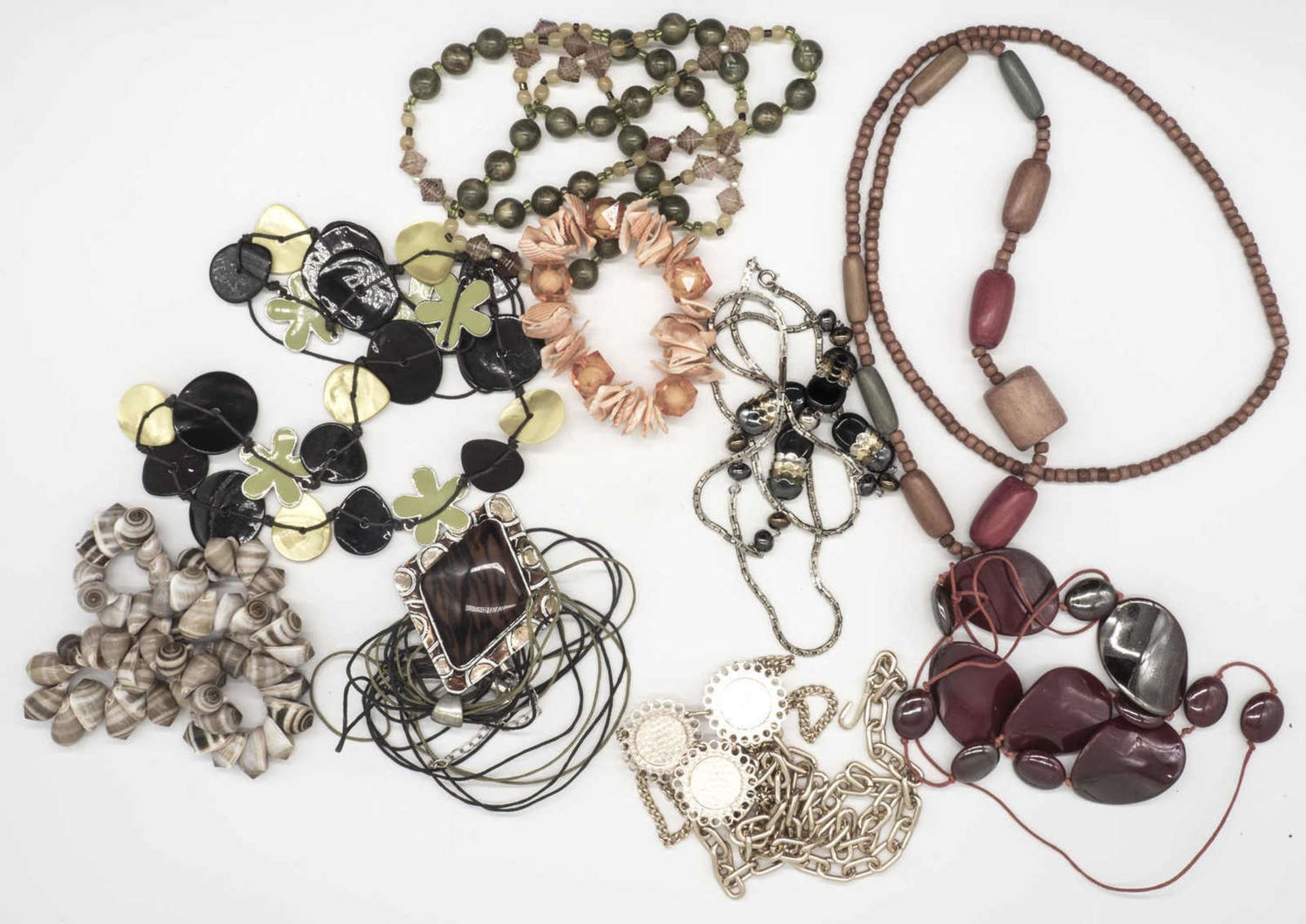 Lot Modeschmuck, dabei Ketten, Armbänder etc.