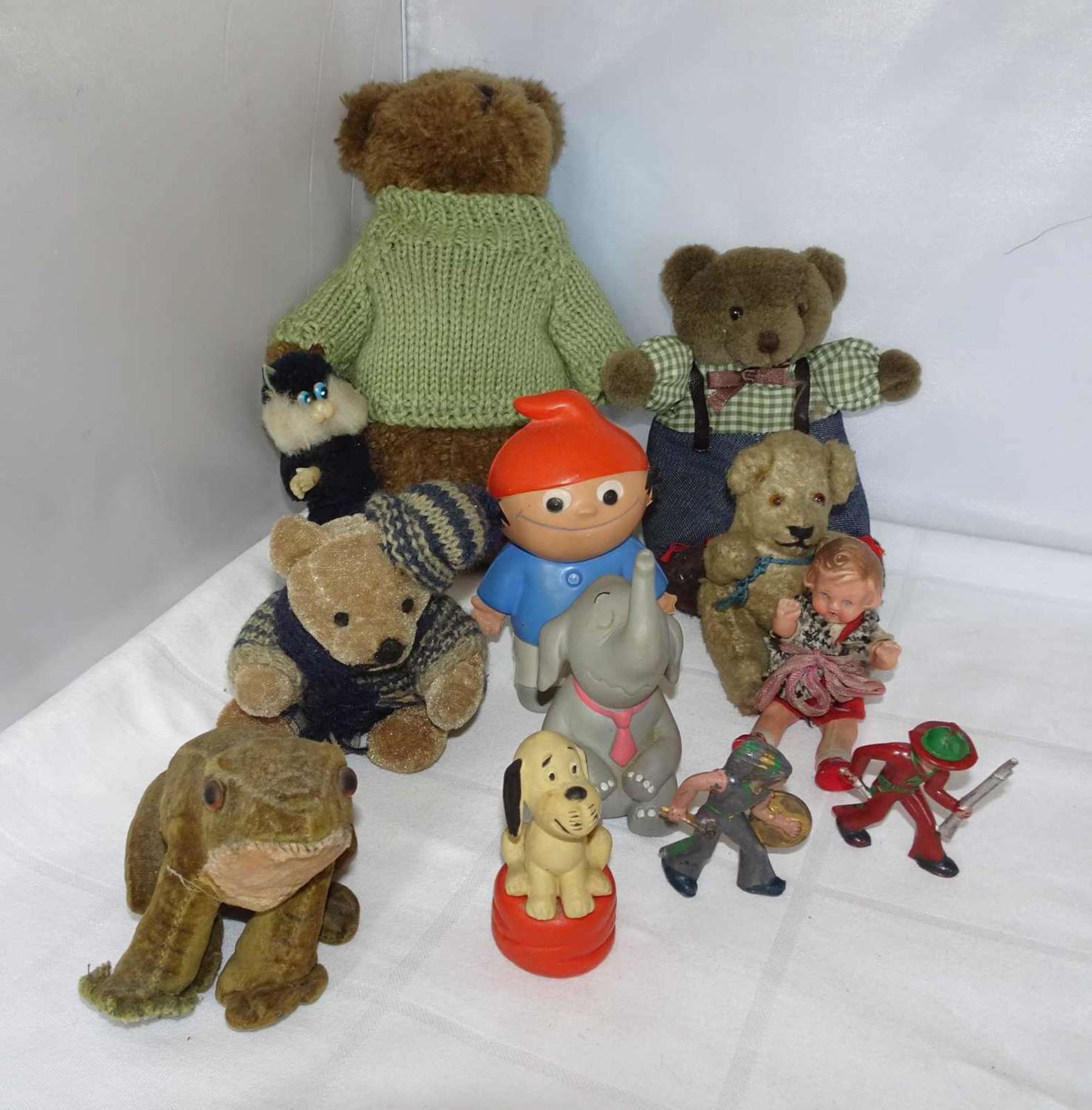 Lot Spielzeug, dabei Teddies, 1 Frosch & 1 Teddy (alt, fest gestopft), sowie 1 Mainzelmännchen und