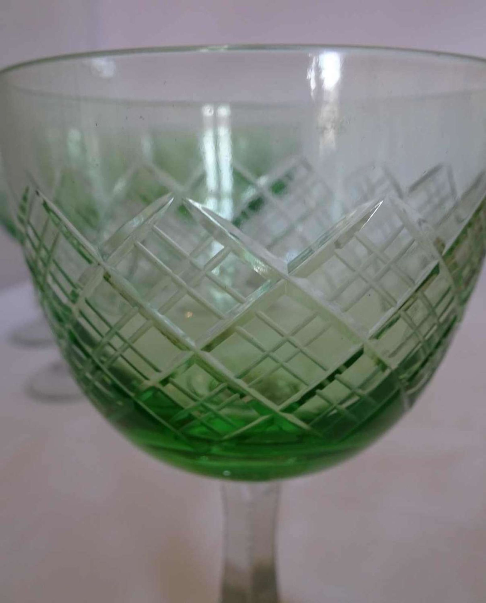 6 feine Weingläser mit grün eingefärbter Kuppa. Höhe ca. 14 cm. Guter Zustand. - Bild 2 aus 2