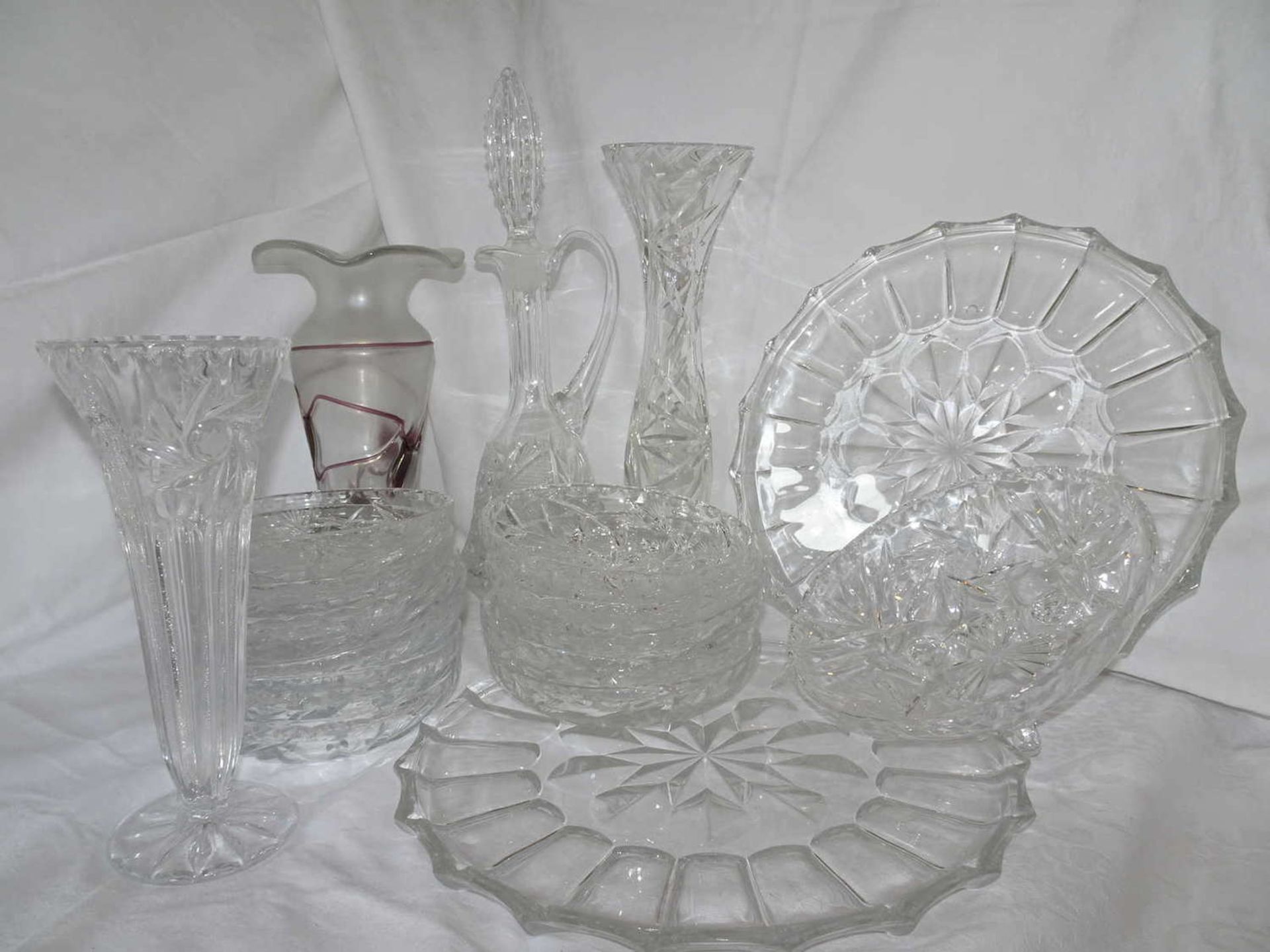 Großes Lot Bleikristall, dabei Stöpselflasche, Kuchenplatten, Vasen, Glasvase mit Einschmelzungen,