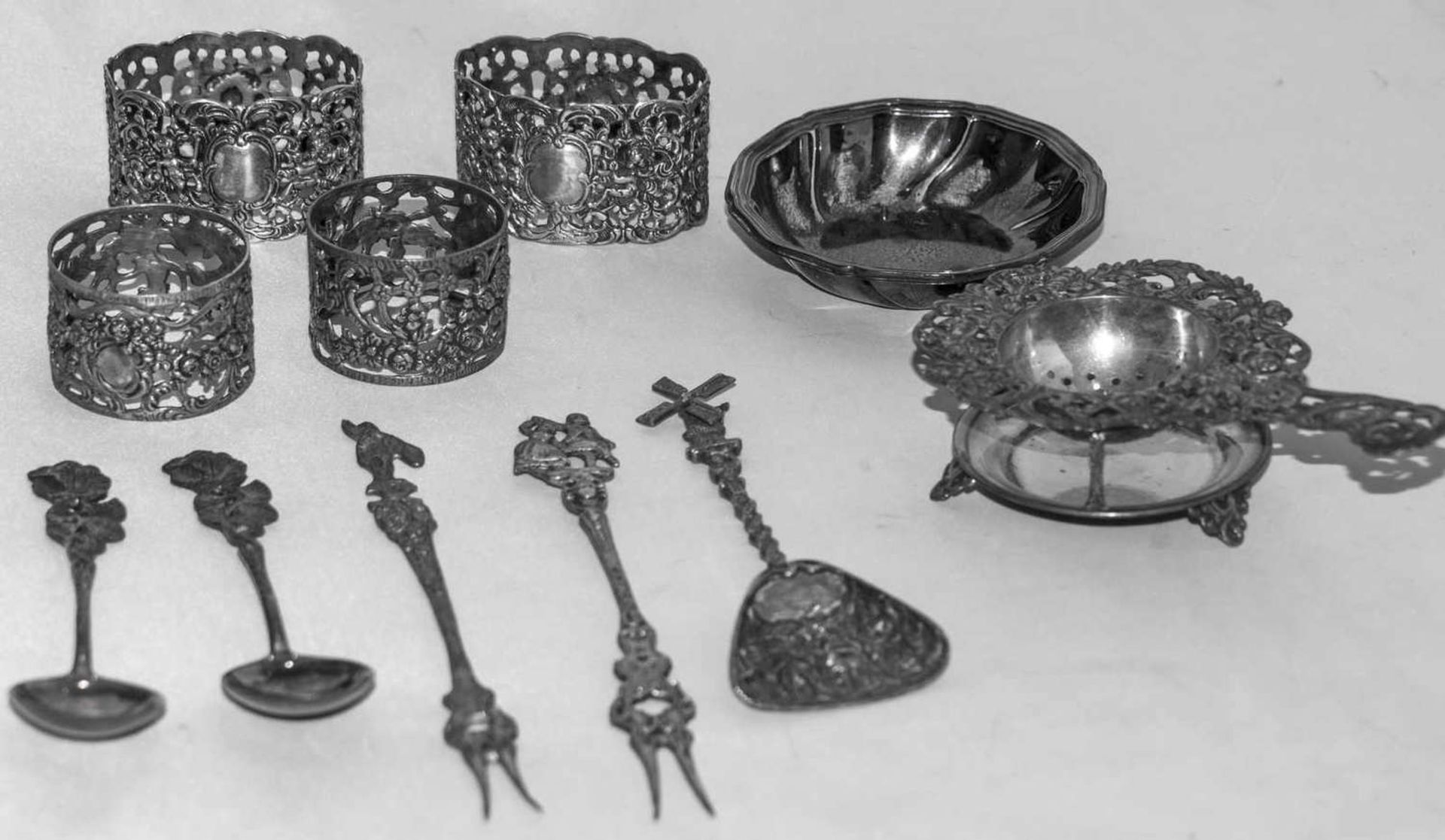 Silber - Konvolut, dabei Serviettenringe, Löffel, Gabeln, Schälchen etc. Gesamtgewicht: ca. 242 g.