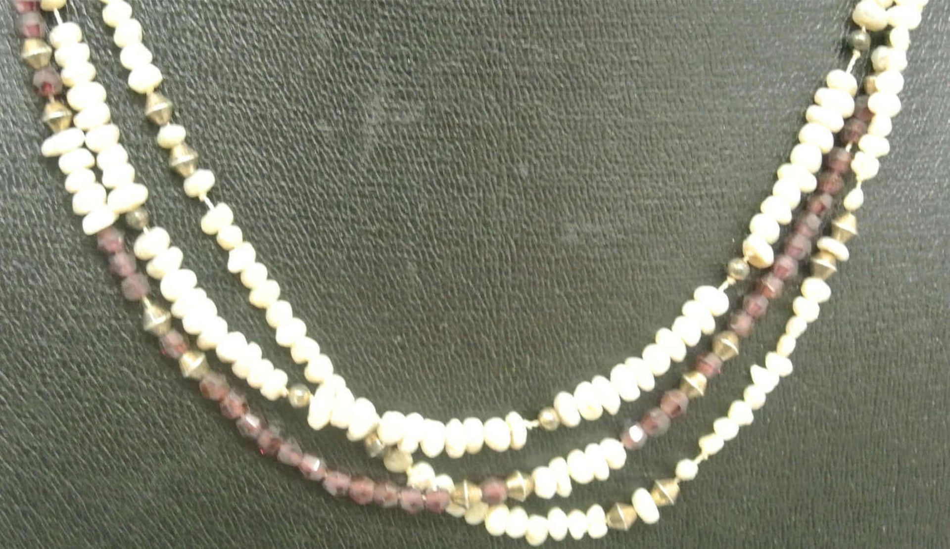 3-reihige Kette mit Perlen, Silber und Amethysten gefaßt. Länge ca. 50 cm - Bild 2 aus 2