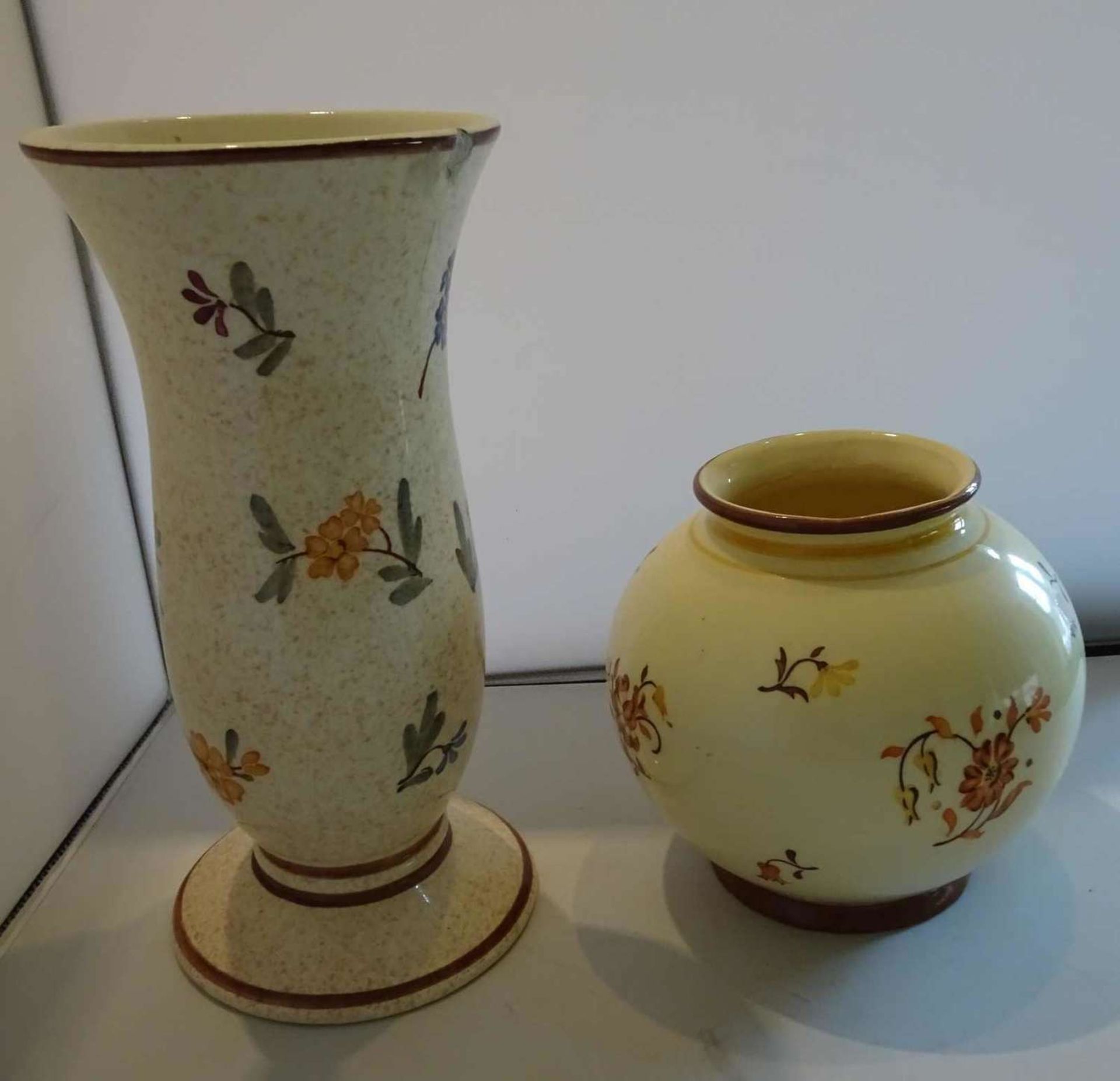 2 Keramikvasen, Grünstadter Keramik. 1x bauchige Vase, Blumenmuster braun/orange, Höhe ca. 14 cm, 1x