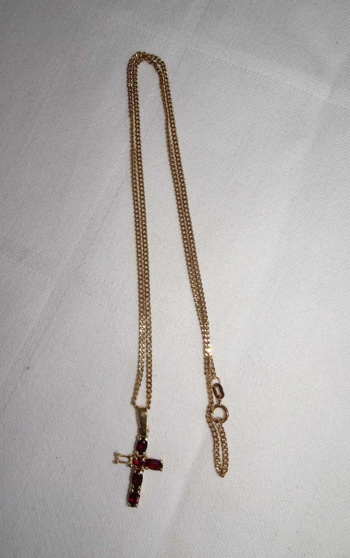 Kette mit Anhänger, 333er Gelbgold, mit Anhänger "Kreuz", besetzt mit Granaten (1 Granat fehlt),