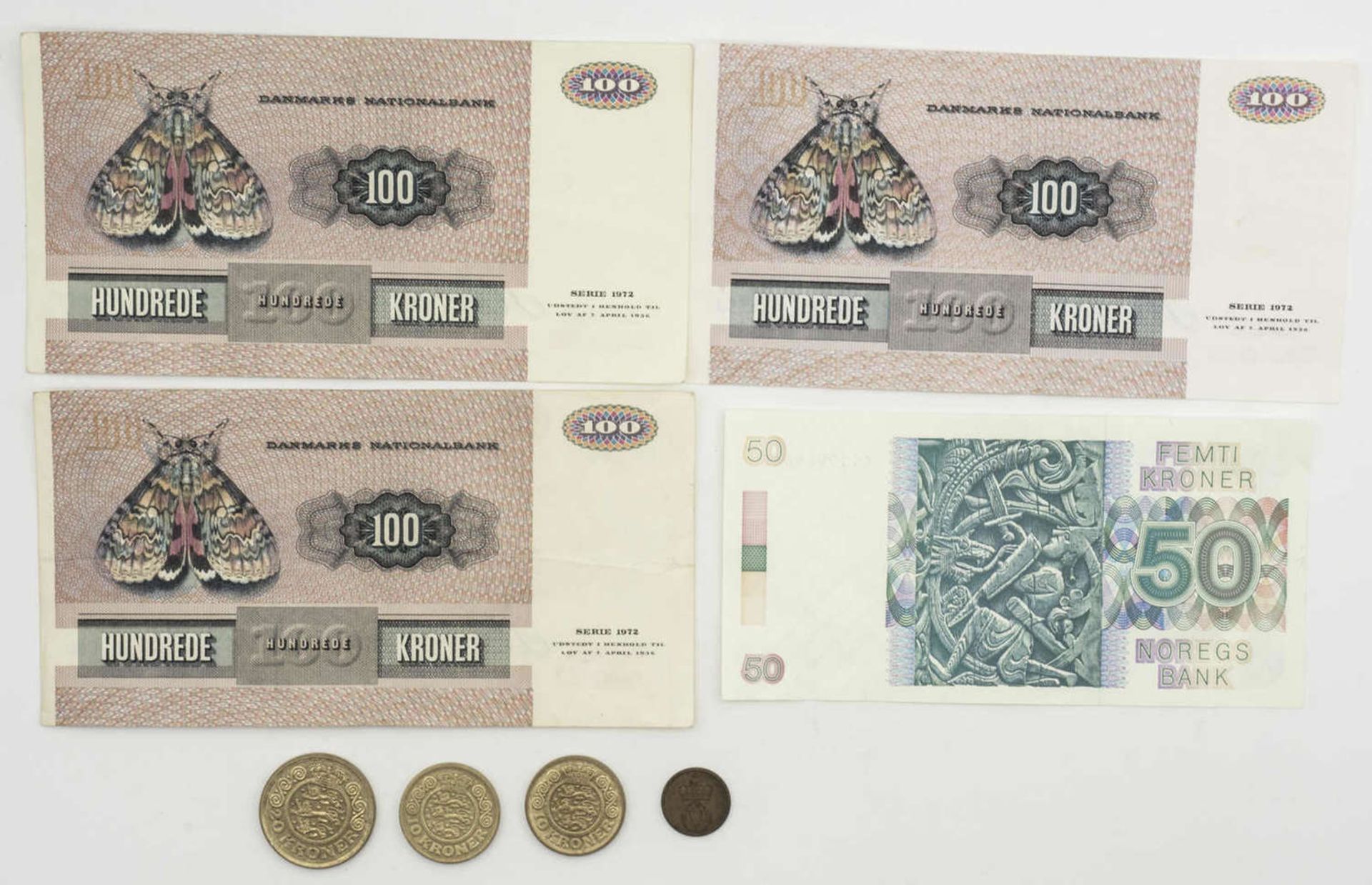 Dänemark, drei 100.- Kronen Banknoten plus etwas Kleingeld. Dazu Norwegen eine 50 Kronen Banknote.