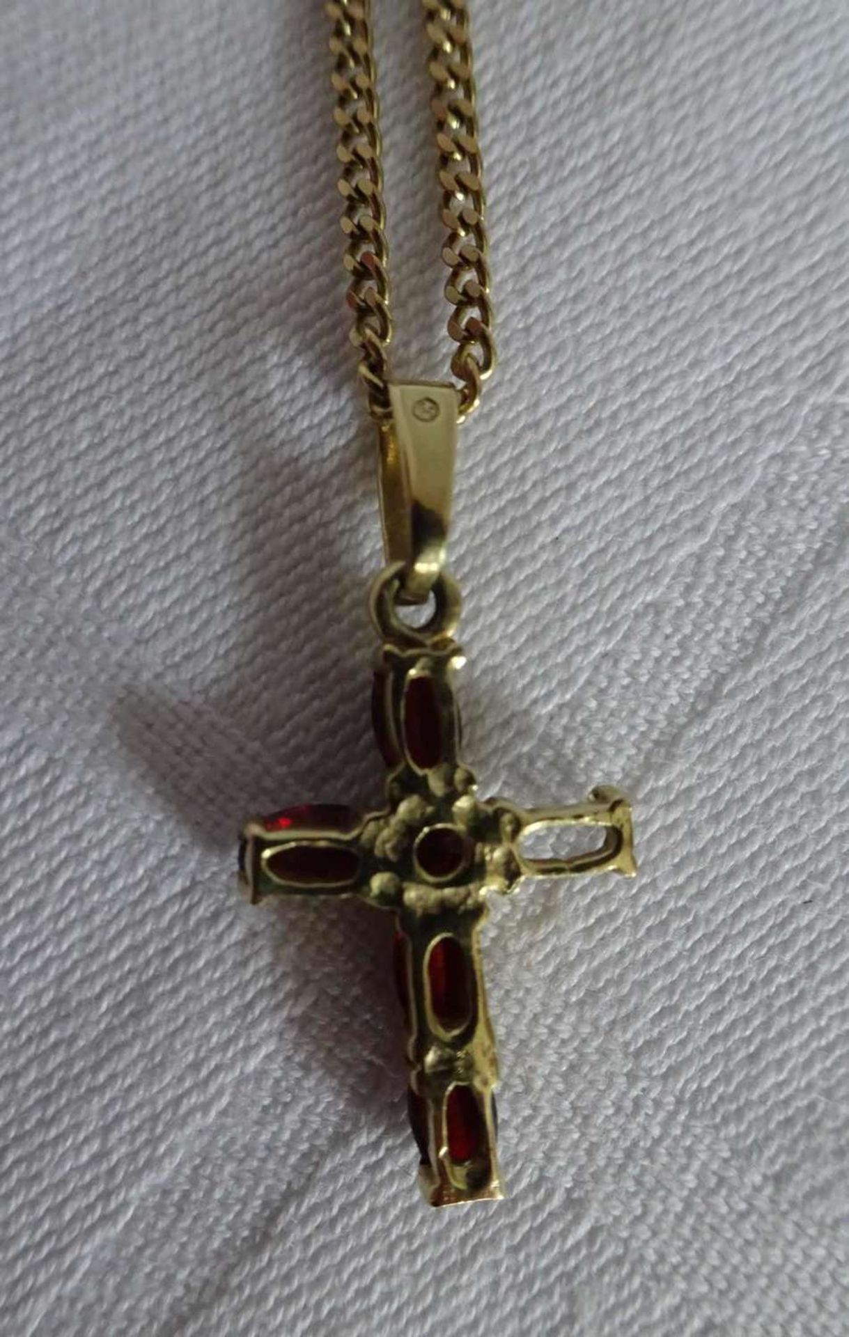 Kette mit Anhänger, 333er Gelbgold, mit Anhänger "Kreuz", besetzt mit Granaten (1 Granat fehlt), - Bild 3 aus 3