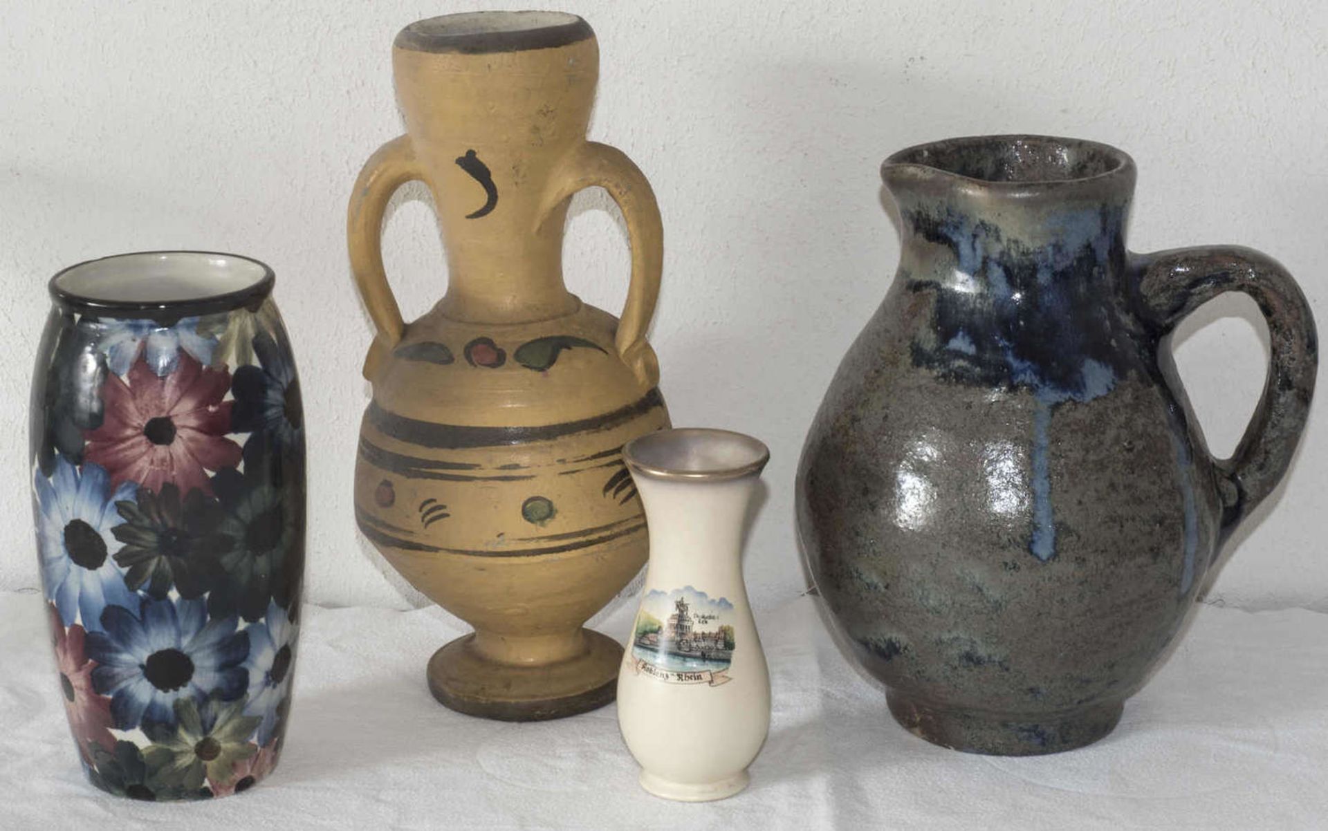 Vier Keramik - Vasen, verschiedene Größen und Formen.