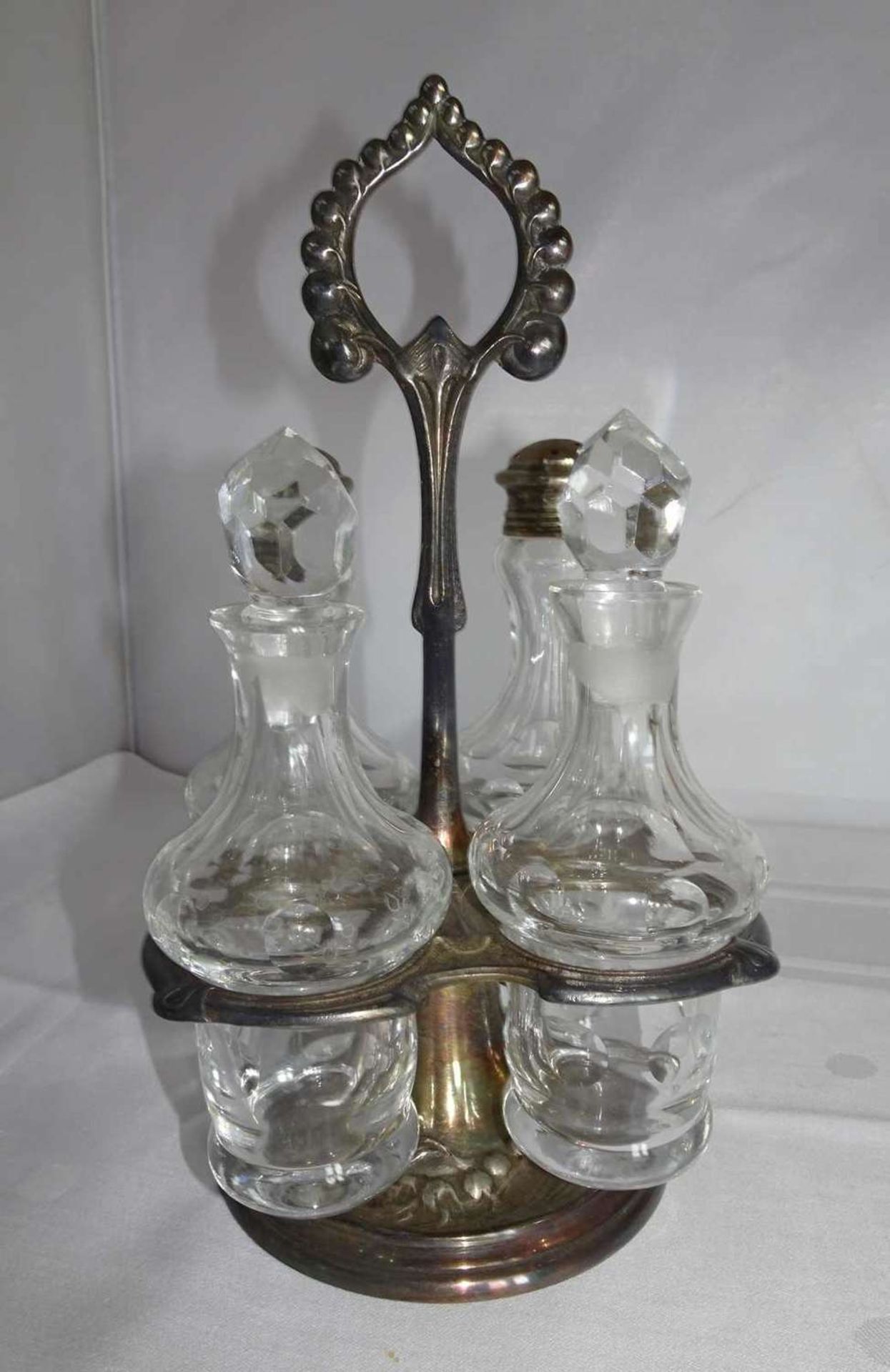 Jugendstil Menage mit 4 Glasfläschchen, versilbert, 20. Jahrhundert. Dabei Essig, Öl, Salz &