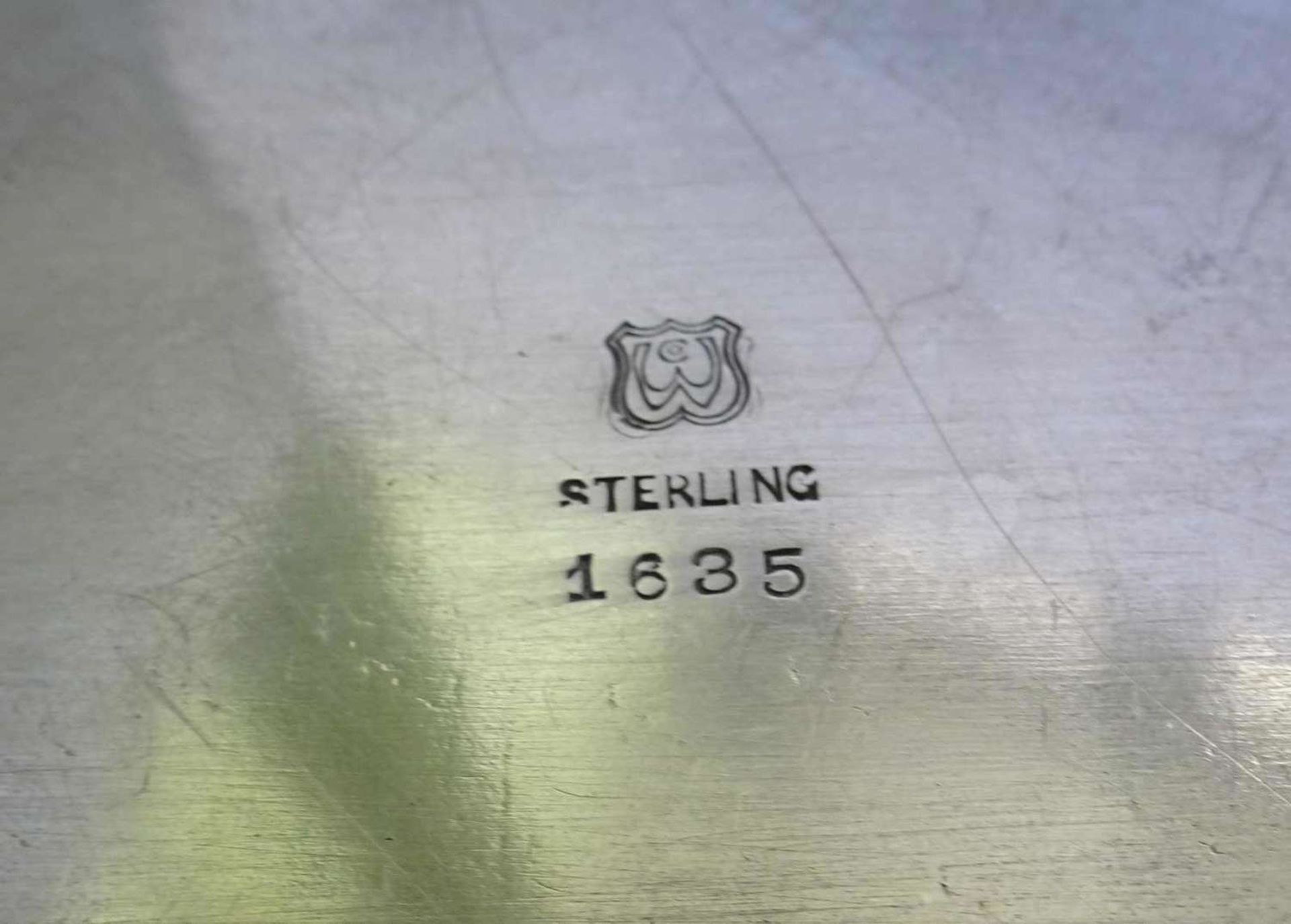 Sterling Silbertablett mit Monogramm. Gewicht ca. 531 gr. Punze Sterling, W 1635. Länge ca. 40 cm, - Bild 3 aus 4