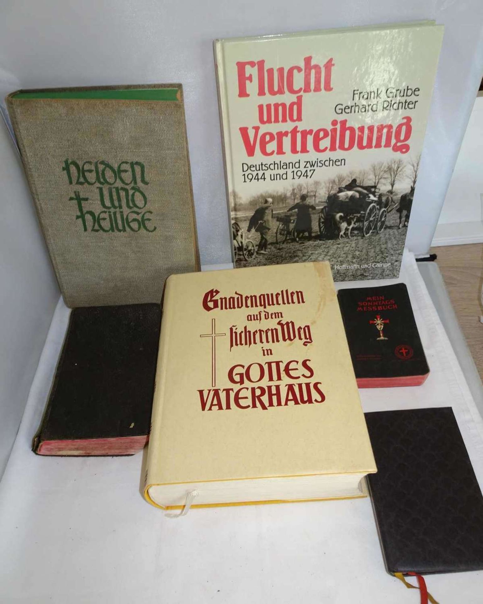 Lot Bücher, dabei Mein Sonntags Messbuch, Kleines Volksmeßbuch, Helden und Heilige, etc.