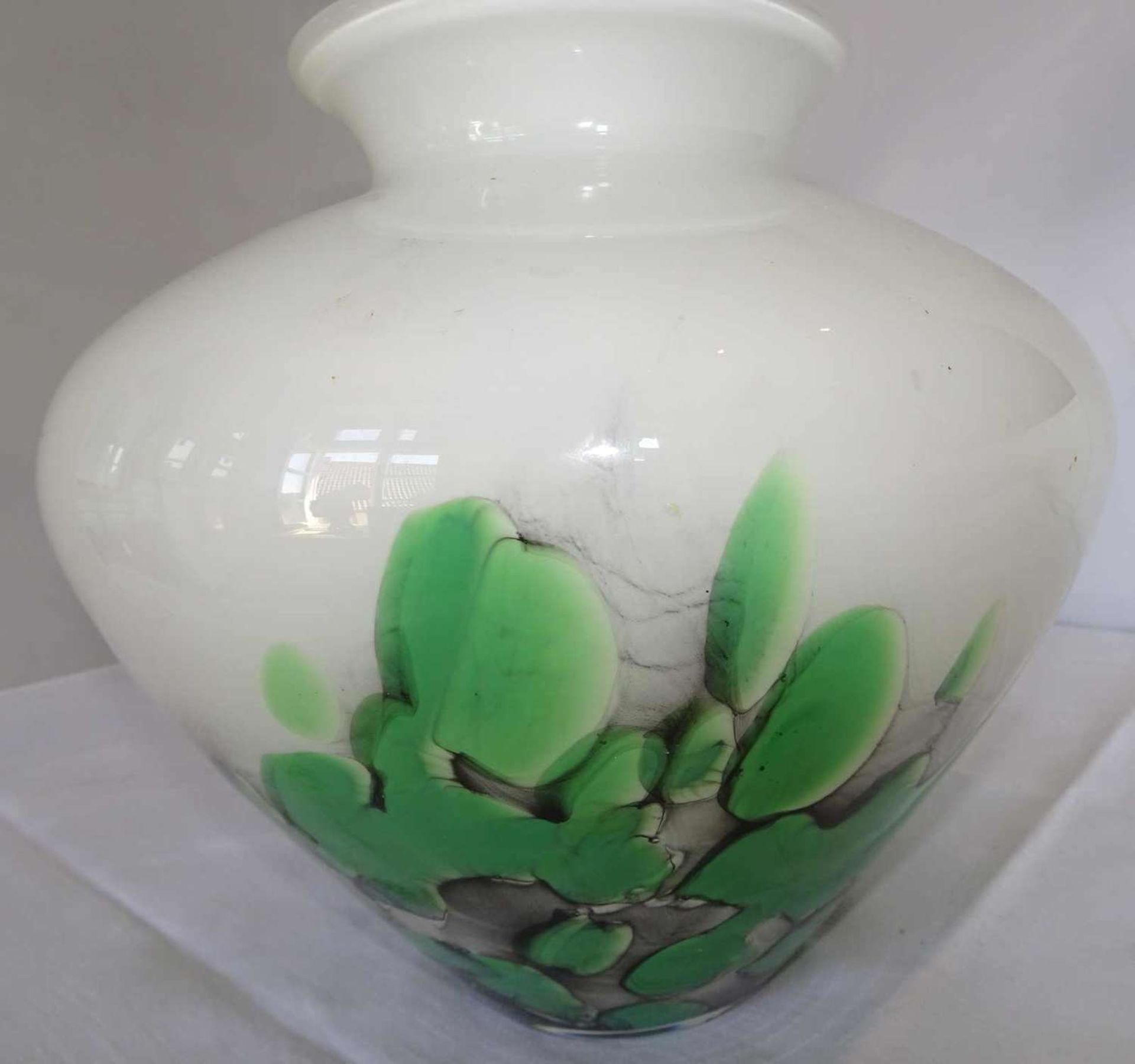 1 Murano Glasvase, weißes Milchglas mit grün/schwarzen Einschmelzungen. Höhe ca. 21 cm. - Bild 3 aus 3