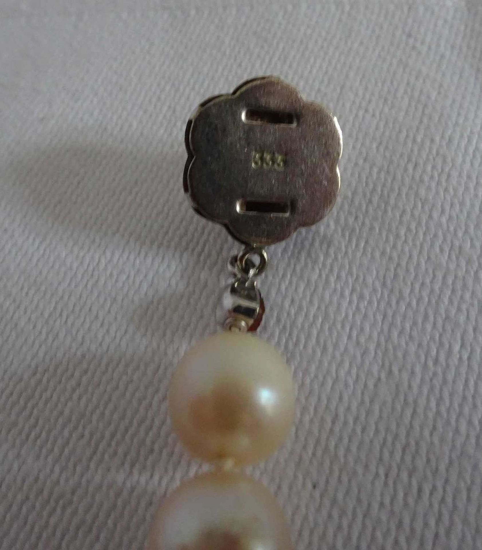 Perlenkette mit 333er Weißgoldverschluß. Länge ca. 47,5 cm. - Bild 2 aus 3