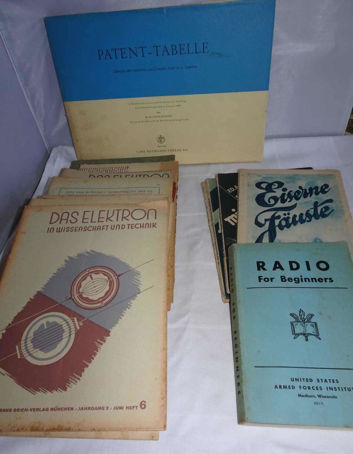 Lot Bücher zum Thema Technik, dabei "Das Elektron", "Wärmekraftmaschinen", "Radio for Beginners",
