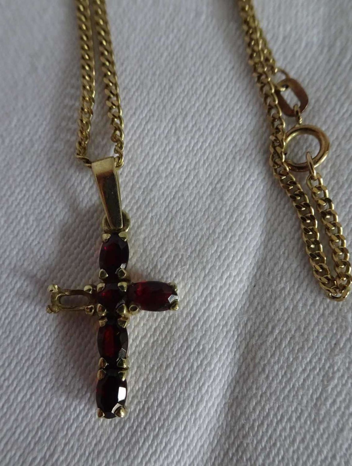 Kette mit Anhänger, 333er Gelbgold, mit Anhänger "Kreuz", besetzt mit Granaten (1 Granat fehlt), - Bild 2 aus 3