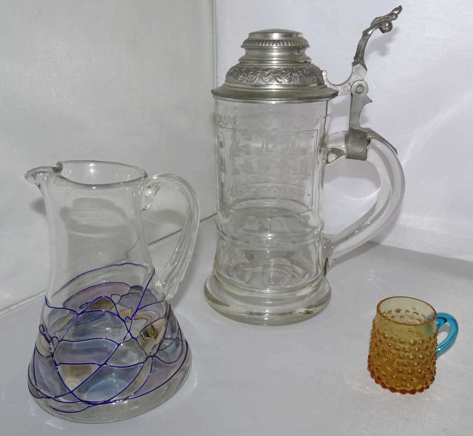 3 Teile älteres Glas, dabei schöner Bierkrug mit feinem Schliff, 1 Krug mit Aufschmelzungen, sowie 1