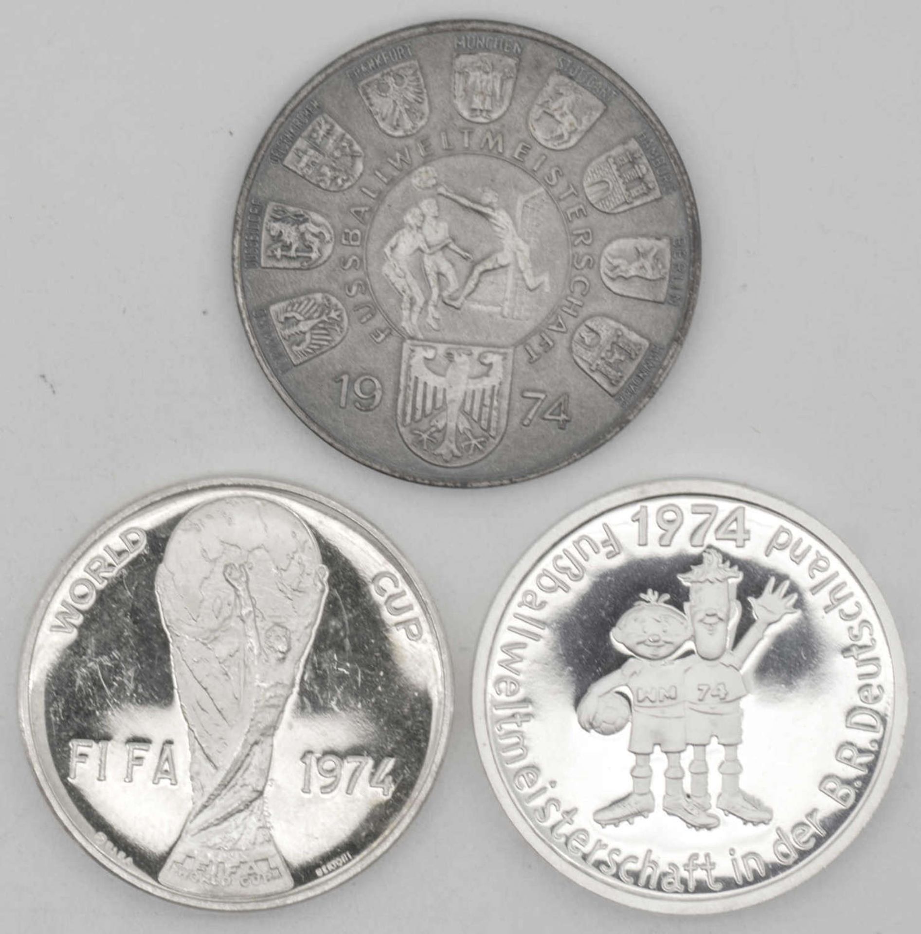Lot Silber - Medaillen die Fußball - WM 1970 und 1974 betreffend. Gesamtgewicht: ca. 40 g. Qualität: